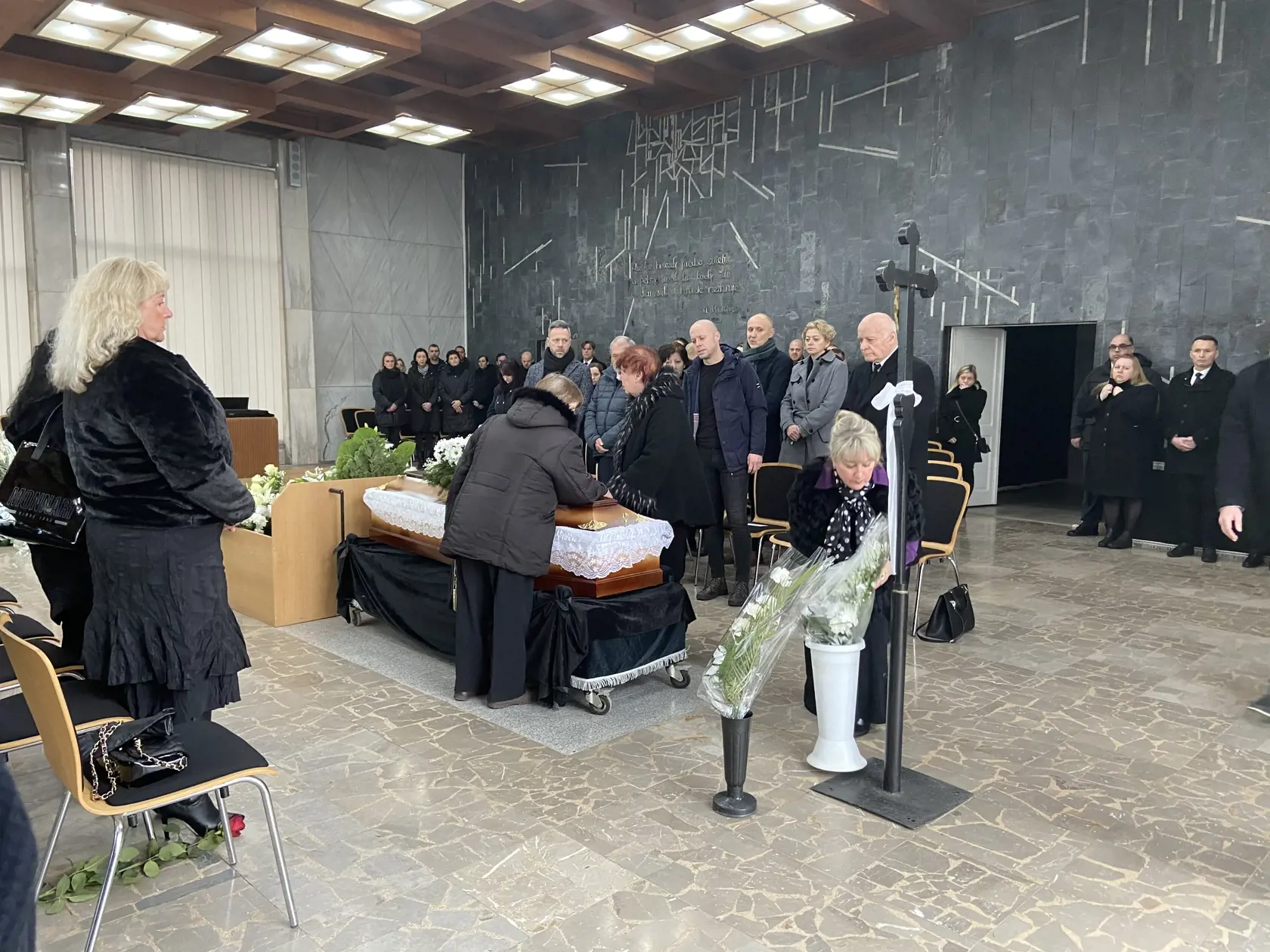Chvíle rozlúčky nad rakvou boli mimoriadne emotívne.