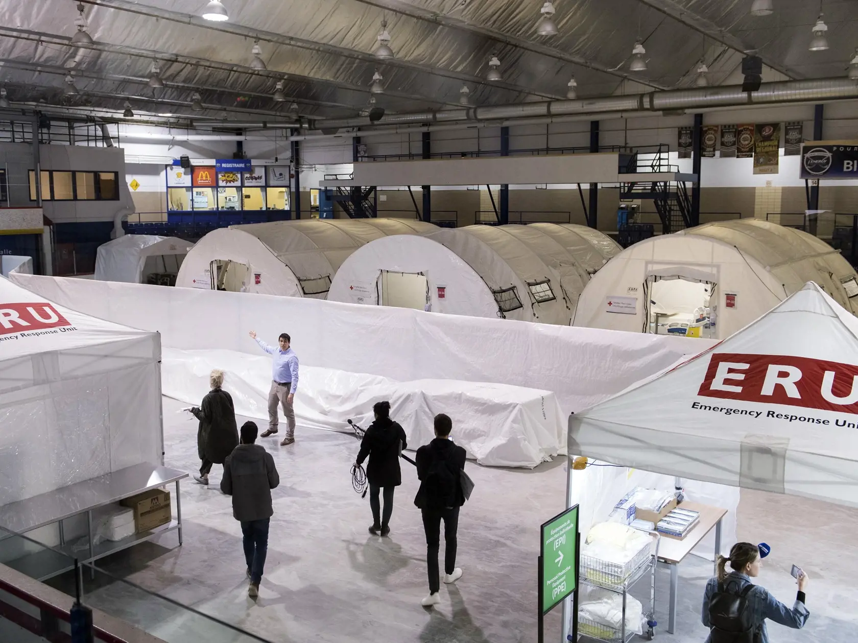 KK13 Montreal - Na snímke novinári počas prehliadky v mobilnej nemocnici na štadióne Jacquesa Lemaireho počas pandémie koronavírusu 26. apríla 2020 v Montreale. FOTO TASR/AP
Members of the media are given a tour of a mobile hospital at Jacques Lemaire Arena in the Montreal suburb of LaSalle, Sunday, April 26, 2020, during the COVID-19 pandemic (Graham Hughes/The Canadian Press via AP)