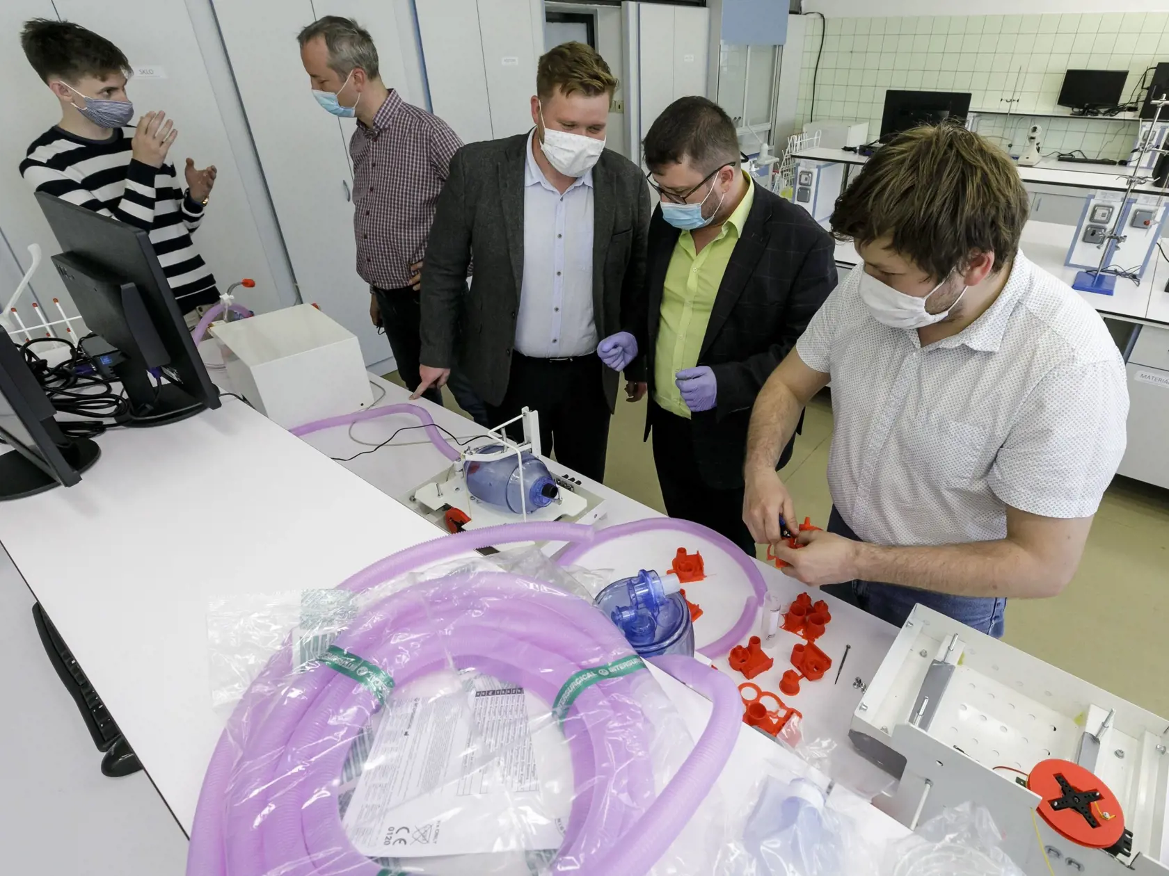 Na snímke sériová výroba prenosného alternatívneho pľúcneho ventilátora Q -vent, ktorý vyvinuli a skonštruovali mladí slovenskí vedci bratia Samuel Furka (tretí sprava) a Daniel Furka (vpravo), doktorandi na Katedre fyzikálnej a teoretickej chémie Prírodovedeckej fakulty Univerzity Komenského (UK). Q-vent je schopný zabezpečiť dýchanie relaxovaného a intubovaného pacienta počas 24 hodín (6 hodín v prenosnom móde) s možnosťami regulácie dychového objemu, pomerov vdychov / výdychov a počtu dychov 