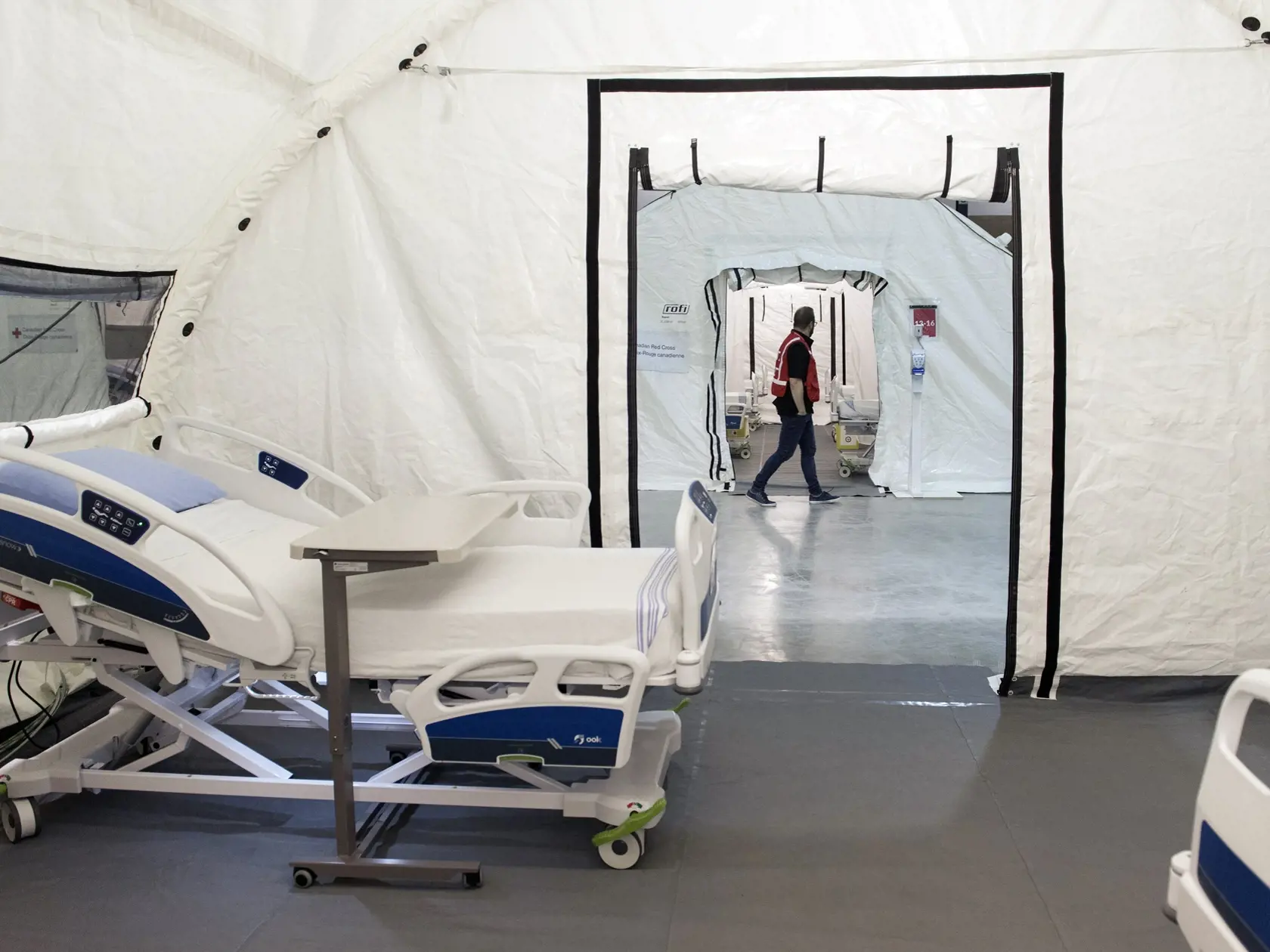 KK12 Montreal - Na snímke pohľad do stanu v mobilnej nemocnici na štadióne Jacquesa Lemaireho počas pandémie koronavírusu 26. apríla 2020 v Montreale. FOTO TASR/AP
A bed is viewed in a tent at a mobile hospital at Jacques Lemaire Arena in the Montreal suburb of LaSalle, Sunday, April 26, 2020, during the COVID-19 pandemic (Graham Hughes/The Canadian Press via AP)