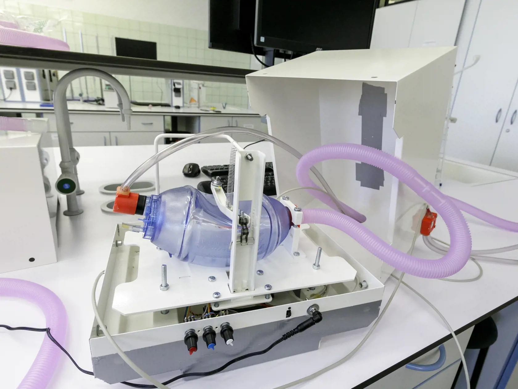 Na snímke prenosný alternatívny pľúcny ventilátor Q -vent, ktorý vyvinuli a skonštruovali mladí slovenskí vedci bratia Samuel Furka a Daniel Furka, doktorandi na Katedre fyzikálnej a teoretickej chémie Prírodovedeckej fakulty Univerzity Komenského (UK). Q-vent je schopný zabezpečiť dýchanie relaxovaného a intubovaného pacienta počas 24 hodín (6 hodín v prenosnom móde) s možnosťami regulácie dychového objemu, pomerov vdychov / výdychov a počtu dychov za minútu. Prístroj taktiež disponuje senzorom
