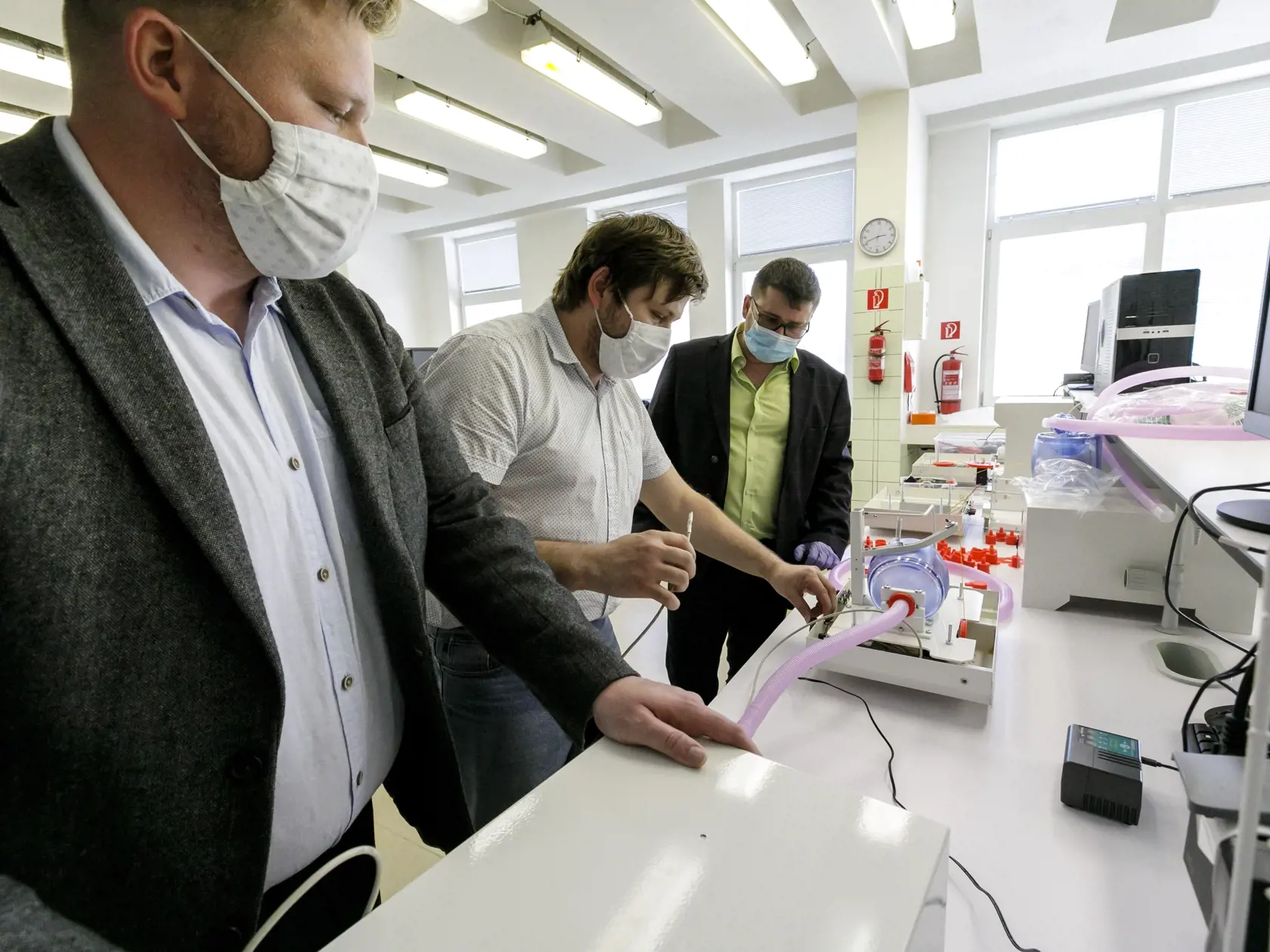 Na snímke sériová výroba prenosného alternatívneho pľúcneho ventilátora Q -vent, ktorý vyvinuli a skonštruovali mladí slovenskí vedci bratia Samuel Furka (vľavo) a Daniel Furka (v strede), doktorandi na Katedre fyzikálnej a teoretickej chémie Prírodovedeckej fakulty Univerzity Komenského (UK). Q-vent je schopný zabezpečiť dýchanie relaxovaného a intubovaného pacienta počas 24 hodín (6 hodín v prenosnom móde) s možnosťami regulácie dychového objemu, pomerov vdychov / výdychov a počtu dychov za mi