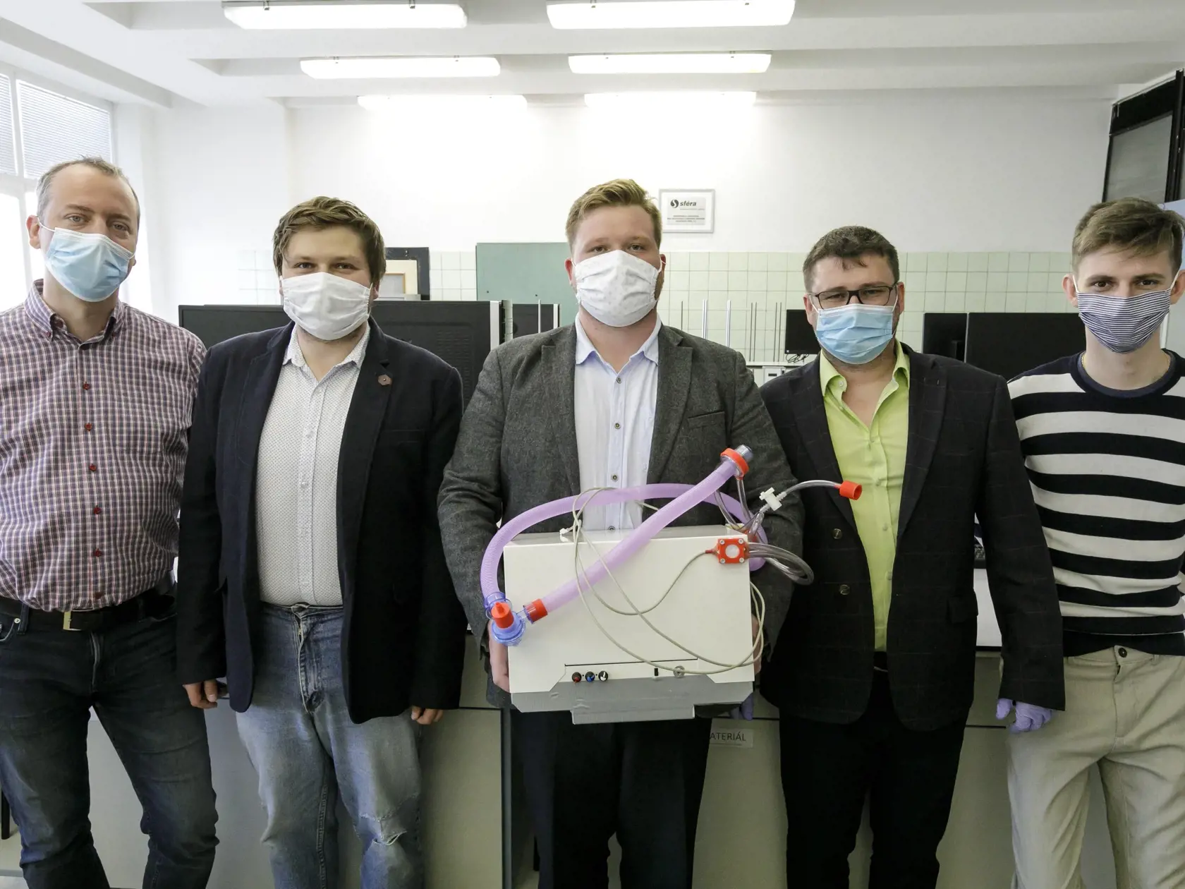 Na snímke sériová výroba prenosného alternatívneho pľúcneho ventilátora Q -vent, ktorý vyvinuli a skonštruovali mladí slovenskí vedci bratia Samuel Furka (v strede) a Daniel Furka (druhý zľava), doktorandi na Katedre fyzikálnej a teoretickej chémie Prírodovedeckej fakulty Univerzity Komenského (UK). Q-vent je schopný zabezpečiť dýchanie relaxovaného a intubovaného pacienta počas 24 hodín (6 hodín v prenosnom móde) s možnosťami regulácie dychového objemu, pomerov vdychov / výdychov a počtu dychov