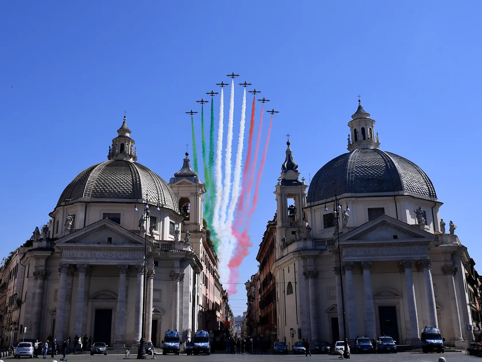 KK2 Rím - Akrobatická letecká skupina talianskeho vojenského letectva Frecce Tricolori prelietava nad Rímom počas 75. výročia oslobodenia spod nacistickej okupácie a fašistickej vlády 26. apríla 2020. Oslavy sa ale pre pandémiou niesli v komornejšom duchu. FOTO TASR/AP
The Frecce Tricolori aerobatic squad of the Italian Air Force flies over Rome on the occasion of the 75th anniversary of the Liberation Day, Saturday, April 25, 2020. Italy's annual commemoration of its liberation from Nazi occupa