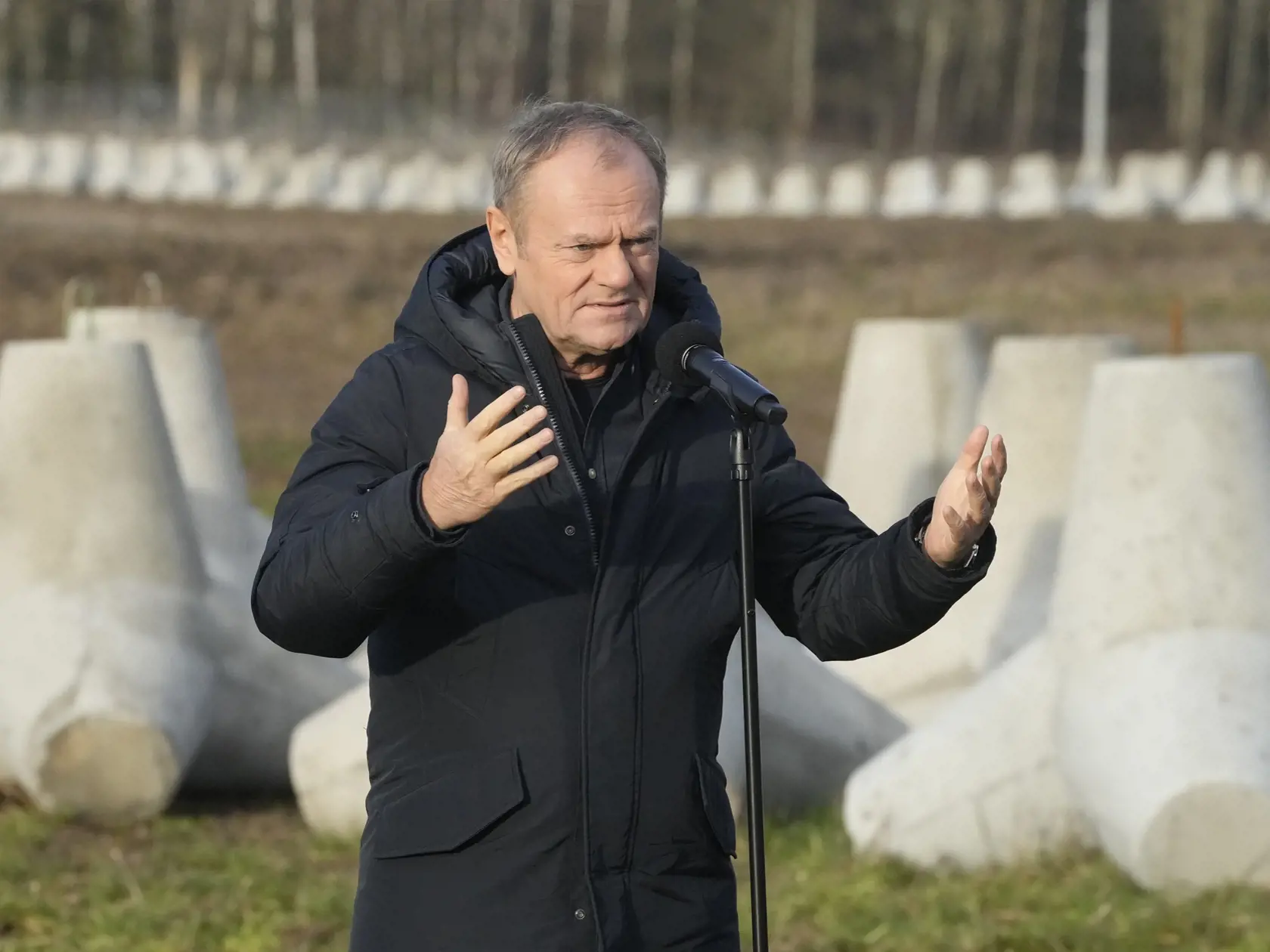 Poľský premiér Donald Tusk hovorí počas návštevy poľskej hranice s Ruskom v poľskom meste Dabrowka v sobotu 30. novembra 2024.