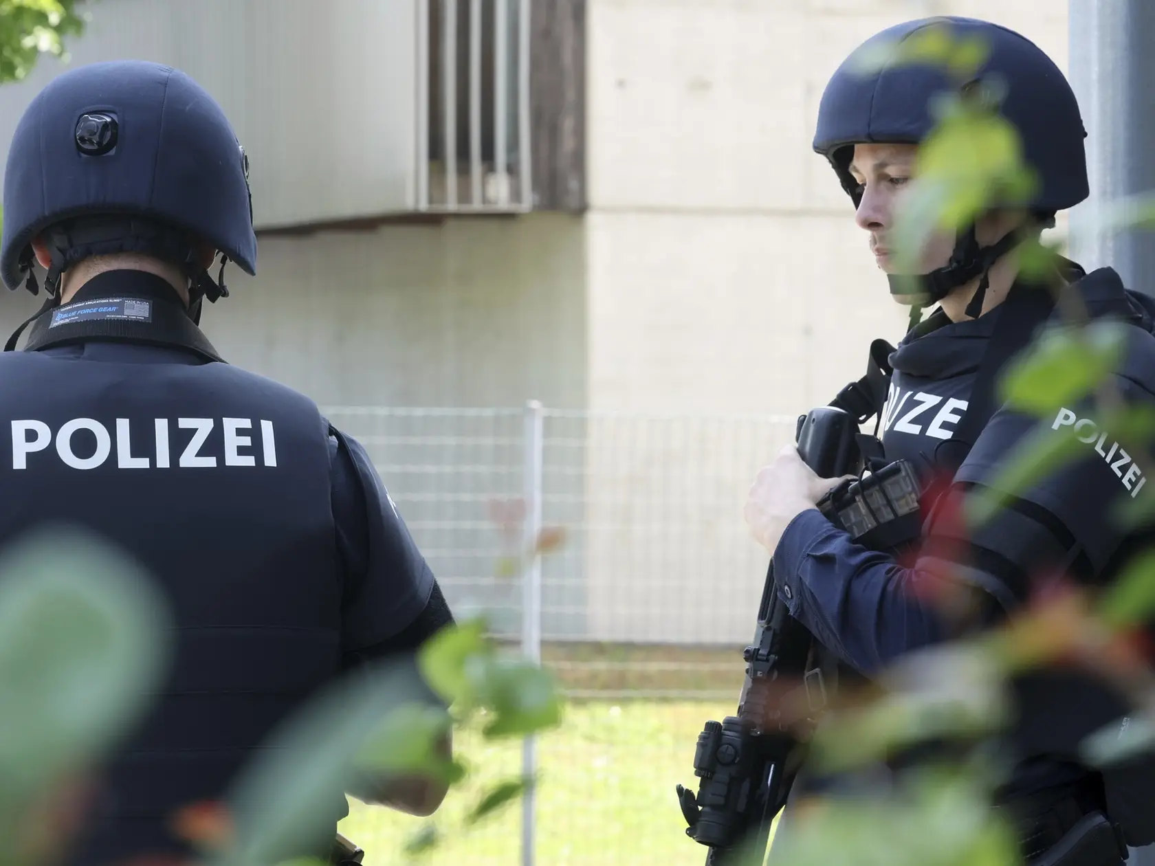 KK40 Graz - Na snímke policajti na mieste streľby na strednej škole v rakúskom meste Graz v utorok 10. júna 2025. Najmenej deväť osôb v utorok zahynulo a dvojciferný počet ďalších je zranených po streľbe na strednej škole v rakúskom meste Graz. Podľa polície sa streľba ozvala okolo 10.00 h, v škole na ulici Dreierschuetzengasse bol spustený poplach a budovu evakuovali. Páchateľ údajne strieľal v dvoch triedach a následne spáchal samovraždu na jednej z toaliet. FOTO TASR/AP
Police officers attend the scene of a shooting at a school in Graz, Austria, Tuesday, June 10, 2025. (Kleine Zeitung via AP)