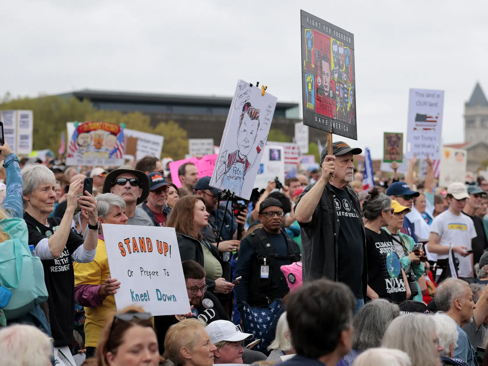  Protestujúci sa zúčastňujú na zhromaždení „Ruky preč“, ktoré je demonštráciou proti americkému prezidentovi Donaldovi Trumpovi na National Mall 5. apríla 2025 vo Washingtone. Protesty proti politike Trumpovej administratívy a Ministerstva pre efektívnosť vlády (DOGE) Elona Muska sa konajú po celej krajine v rámci akcie, ktorú organizátori nazývajú Národný deň akcie.