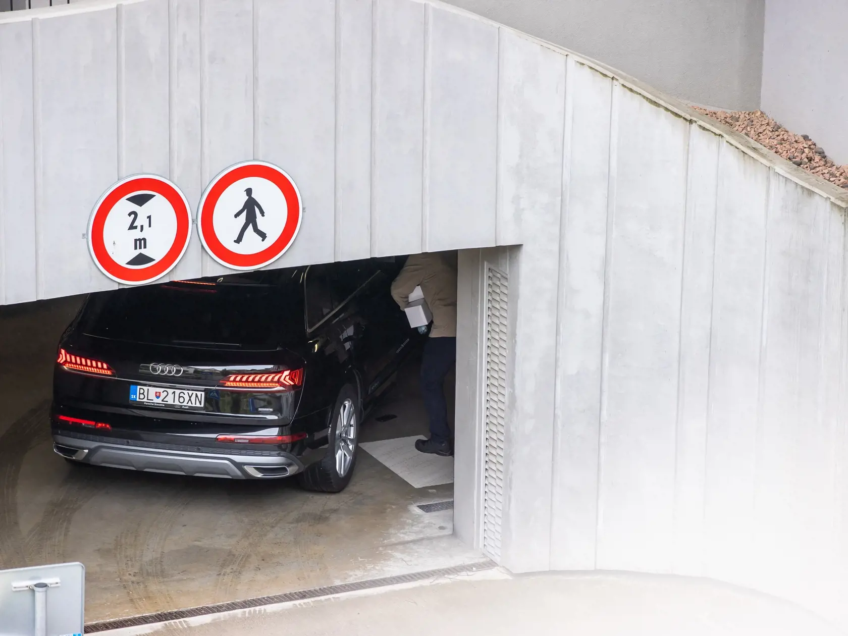 Policajný doprovod pred Sokolská residence kde býva premiér Robert Fico. 