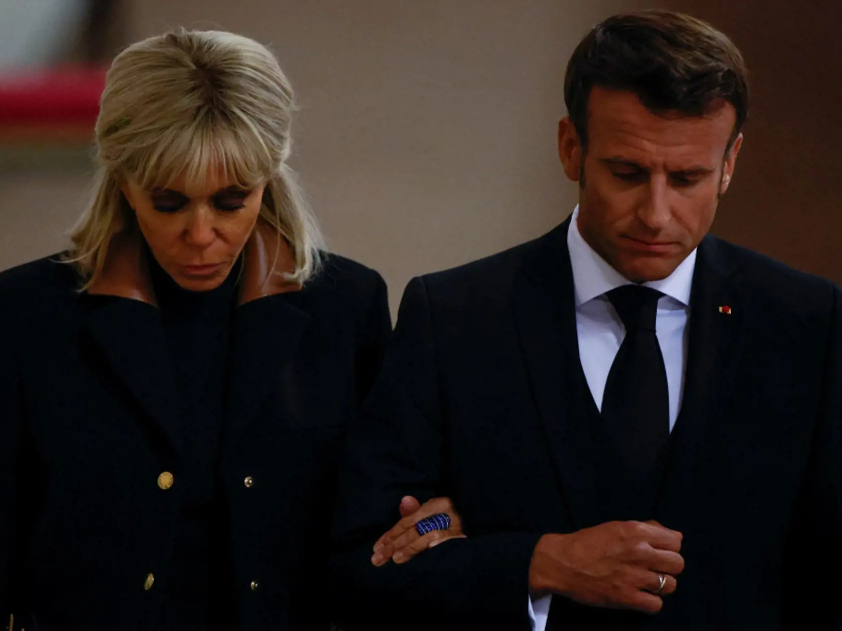Na pohreb kráľovnej Alžbety II. v Londýne prišli politickí lídri, monarchovia aj zástupcovia diplomatických delegácií z celého sveta. Na fotke Brigitte a Emmanuel Macronovci.-