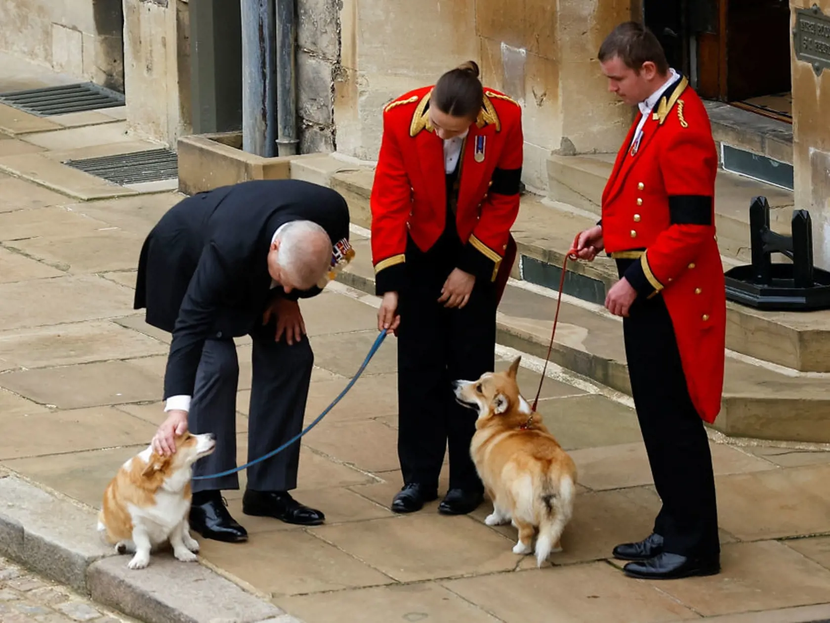 Na snímke psi plemena corgi Muick a Sandy čakajú na rakvu s pozostatkami zosnulej britskej kráľovnej Alžbety II. v pondelok 19. septembra 2022 na hrade Windsor.  Muick a Sandy sú poslední psi z radu viac ako 30 corgiov, ktoré kráľovná za života vlastnila. Obrad rozžehnania sa s telom kráľovnej Alžbety II. sa uskutočnil vo windsorskej Kaplnke sv. Juraja. Tam panovníčku v rámci súkromného obradu aj pochovali po boku jej manžela princa Philipa.