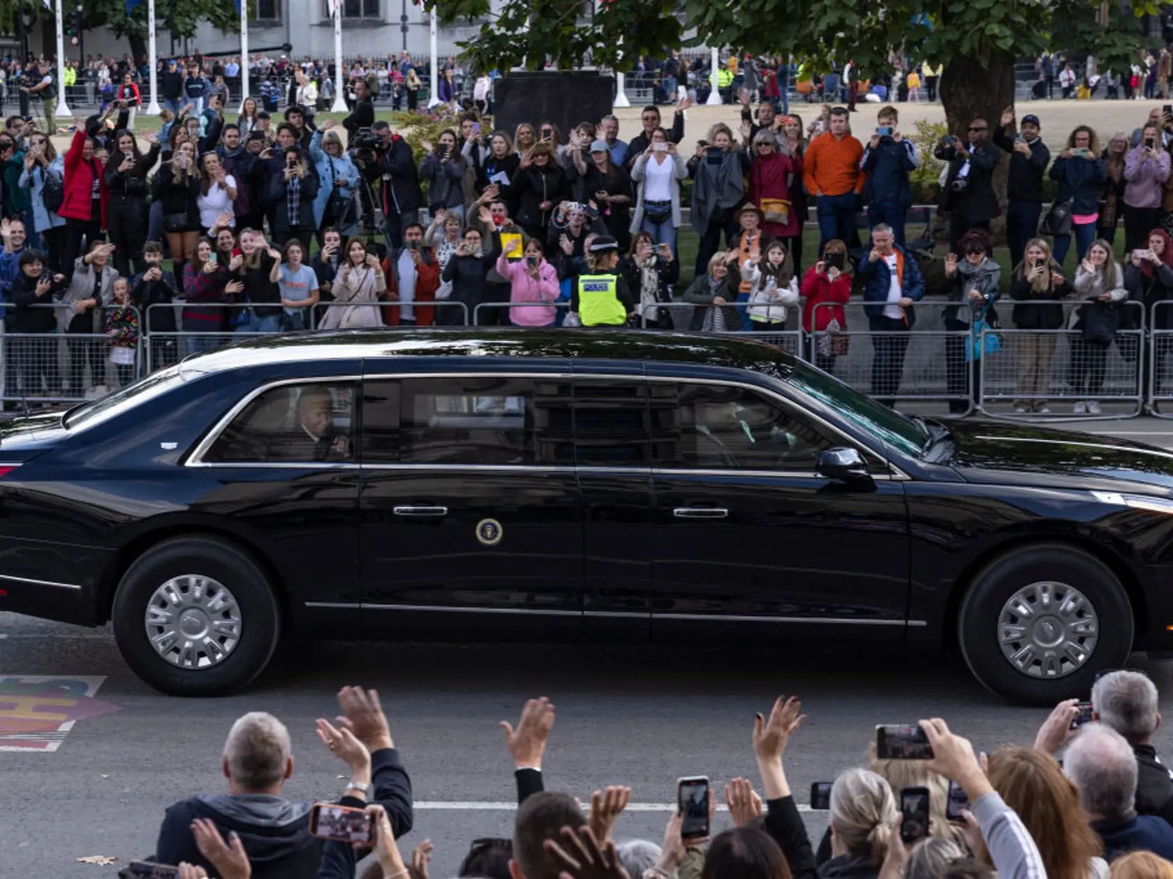 Svetoví lídri prichádzajú do Westminsterského opátstva na pohreb kráľovnej Alžbety II. autobusmi. Ako jediný dostal výnimku prezident USA, ktorý išiel spolu s manželkou autom. To sa mu však vypomstilo a uviazol v kolóne.