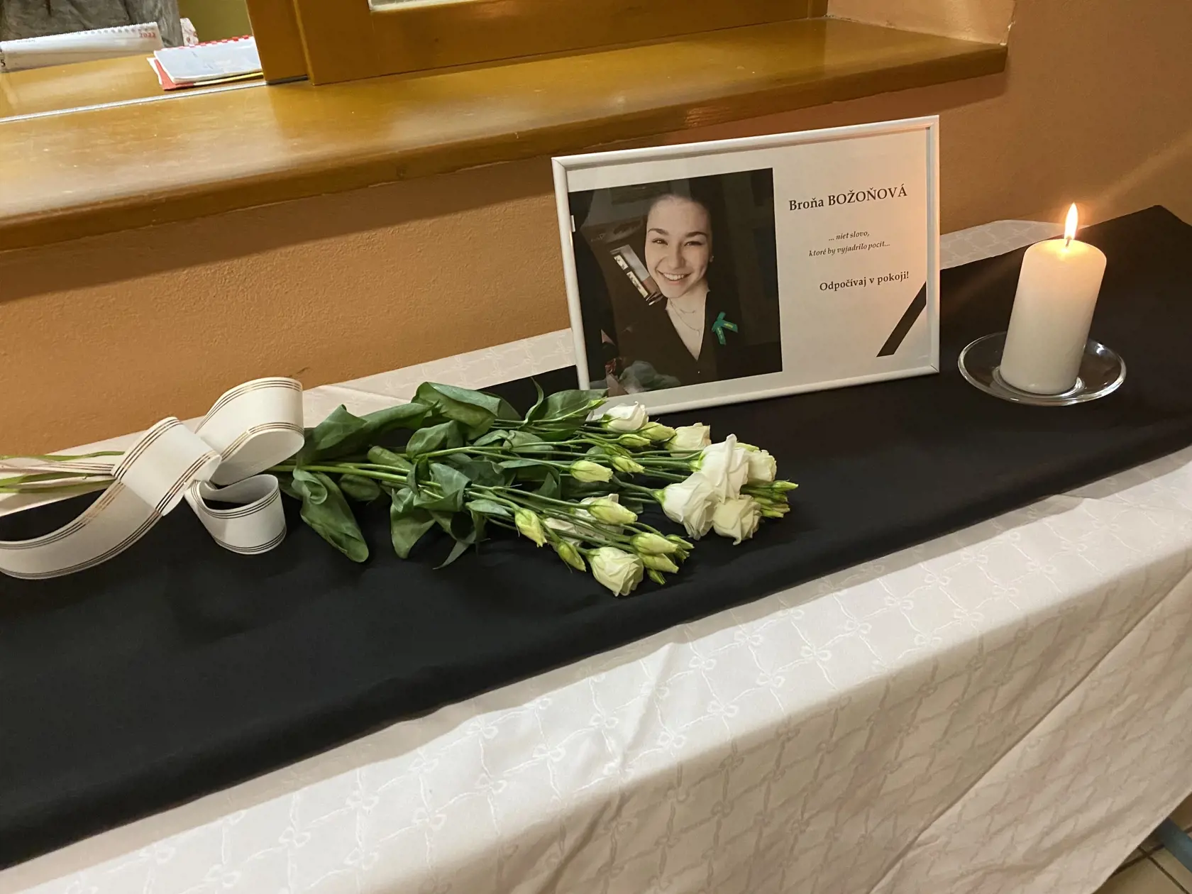 Pietne miesto pre Broňku (†21) vo vestibule levočskej strednej pedagogickej školy, kde vlani zmaturovala a kde ju pripravili na štúdium na bratislavskej fakulte športu. Na prijímačkách a talentových skúškach skončila ako prvá!