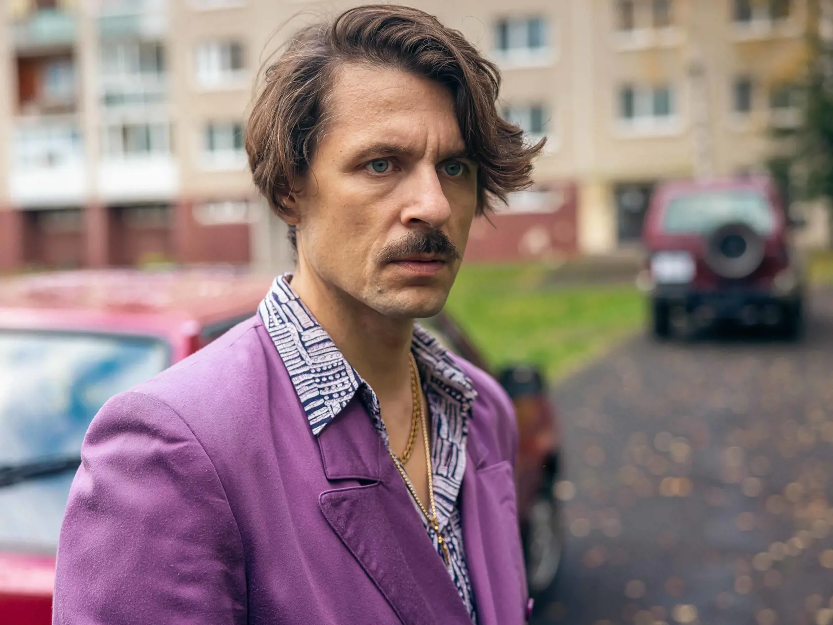 Juraj Loj si vo filme Černák prešiel výraznou premenou. Zmenil sa na poriadne odpudivého a nepríťažlivého chlapíka. 