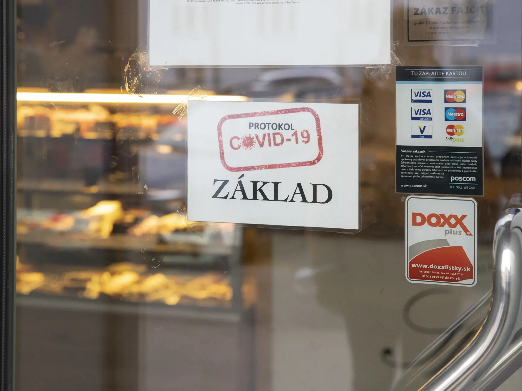 Bezpečnostné obmedzenia počas núdzového stavu spojeného s treťou vlnou pandémie koronavírusu na Slovensku.