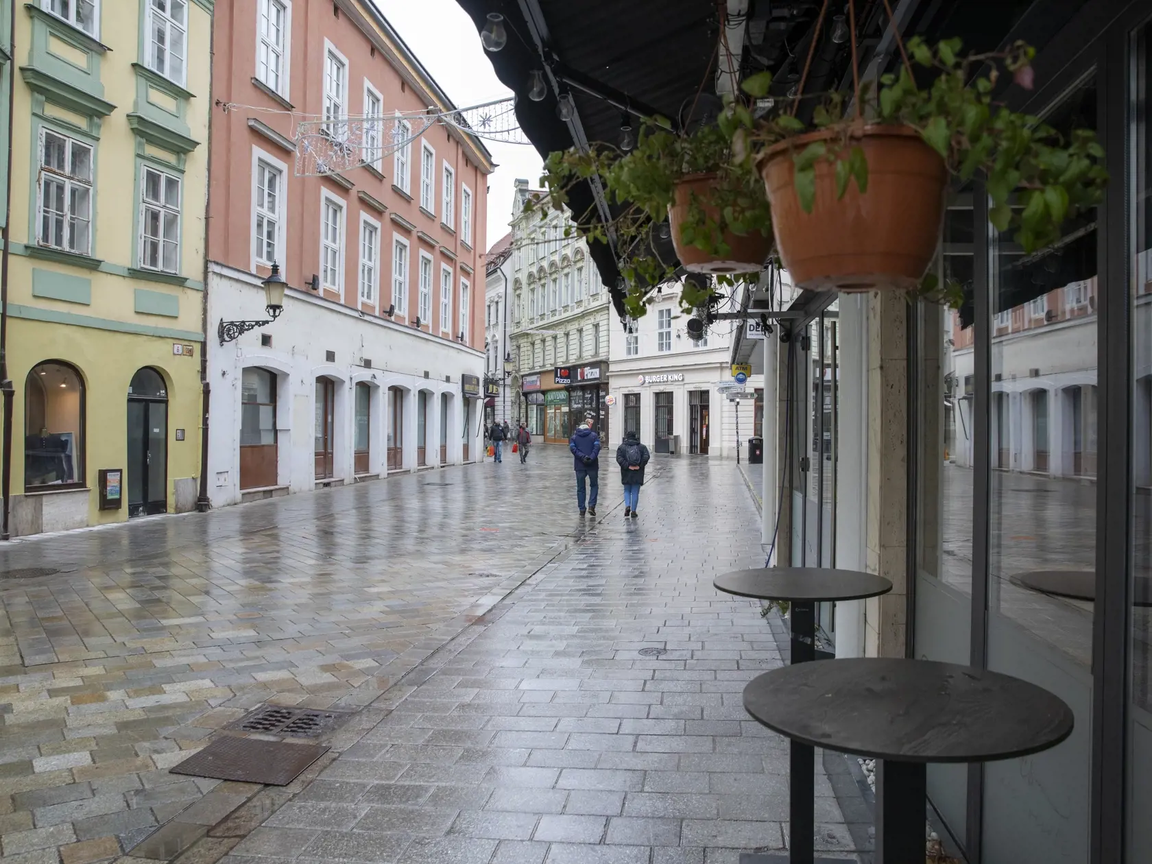 Bratislavské Staré mesto počas lockdownu.
Na snímke: Hviezdoslavove námestie