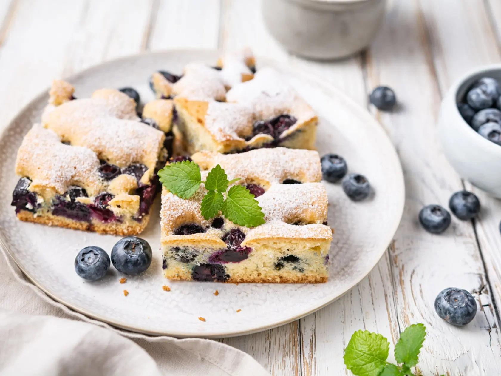 Delicious,And,Easy,Blueberry,Cake,Sprinkled,With,Powdered,Sugar