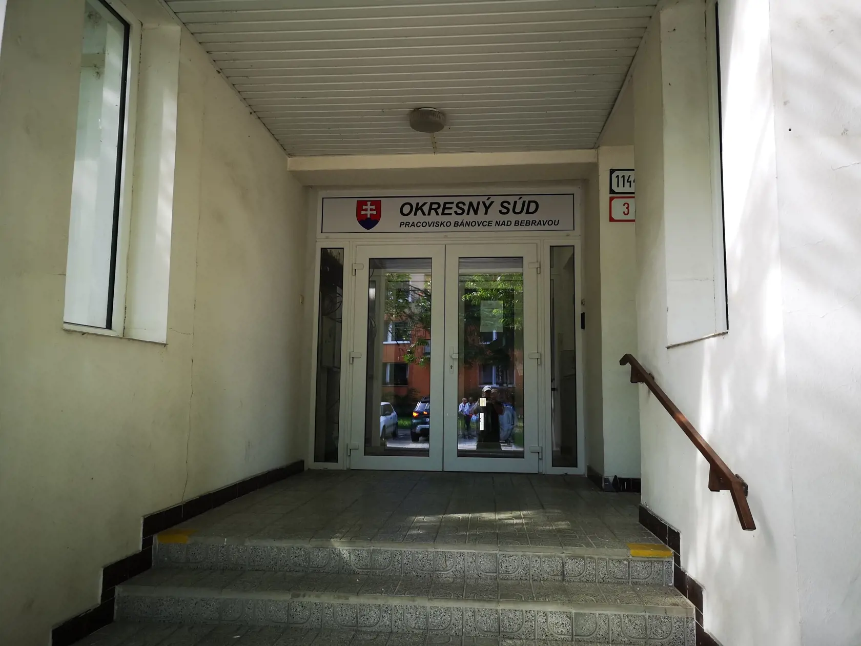 Okresný súd v Bánovciach nad Bebravou rozhodoval o tom, či vezme muž do väzby.