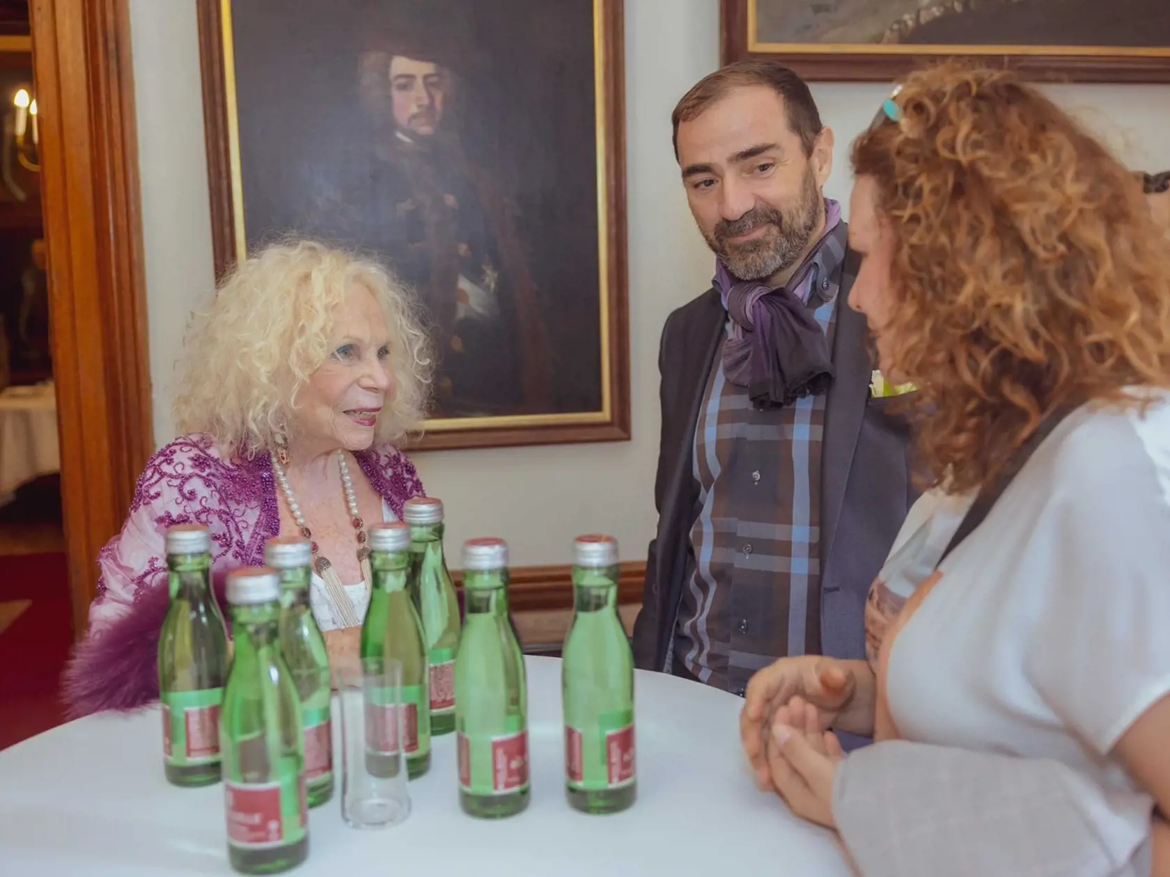 Yvonne Kálmán miluje napriek svojmu veku okázalosť a od okolia vyžaduje, aby sa k nej správalo ako k dáme.