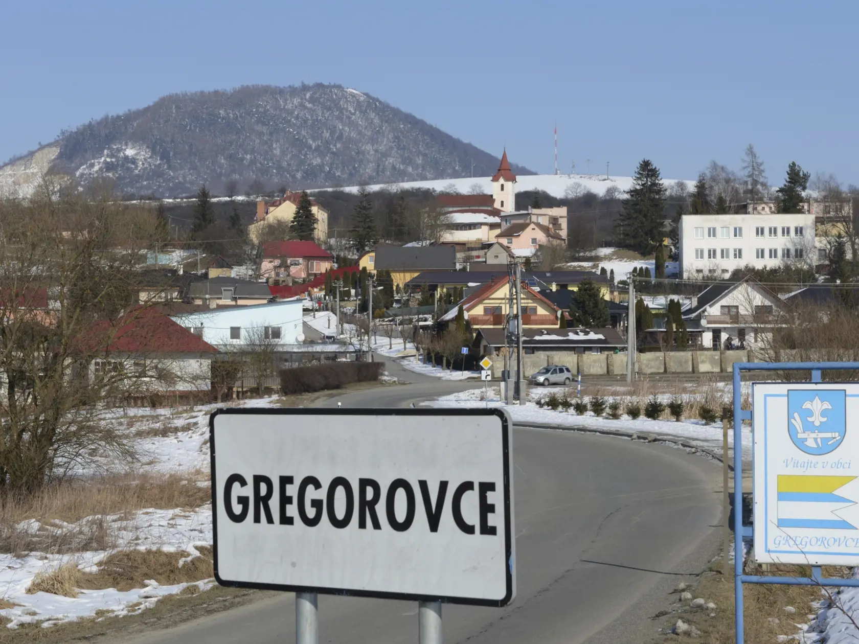 Na snímke Gregorovce pri Prešove, rodná obec Martiny Kušnírovej, ktorú zavraždili spoločne s jej priateľom, novinárom Jánom Kuciakom 1. marca 2018. Starosta obce vyhlásil finančnú zbierku na podporu rodiny zavraždenej Martiny Kušnírovej. Pri vchode do miestneho kostola je zriadené pietne spomienkové miesto. Posledná rozlúčka s Martinou Kušnírovou bude v piatok 2. marca 2018. FOTO TASR - Milan Kapusta
