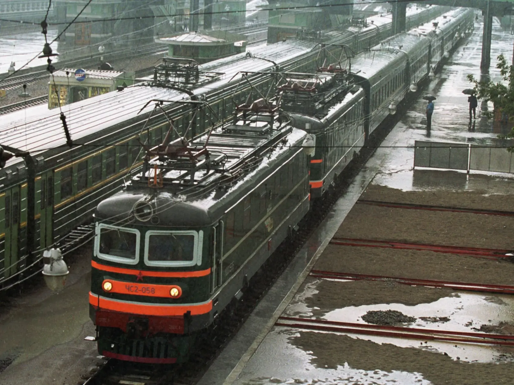 Obrnený vlak, ktorý Kim využíva pre transport.