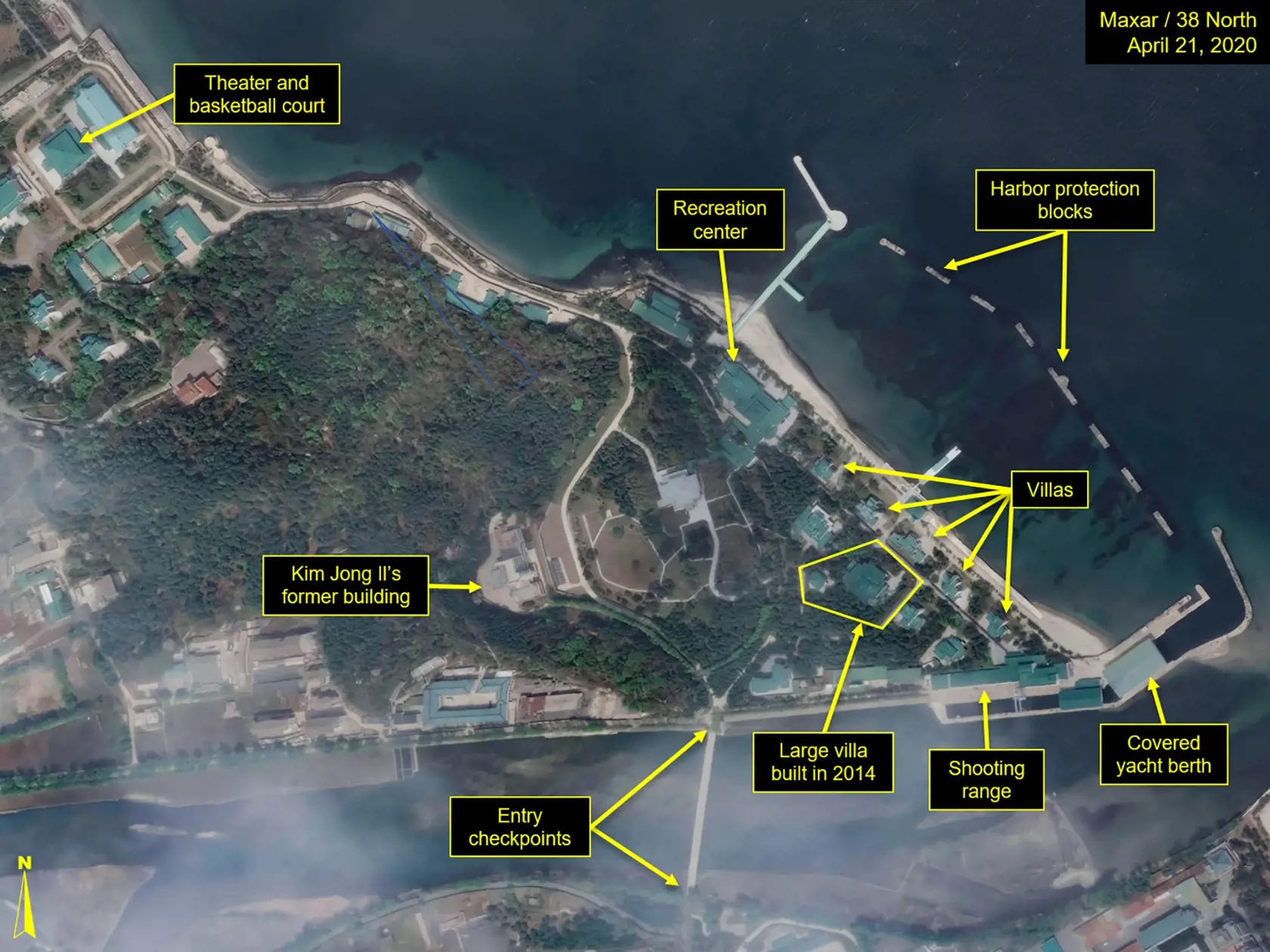 KK24 Wonsan - Na satelitnej snímke z 21. apríla 2020 pohľad na komplex vo Wonsane, v ktorom  sa severokórejský vodca Kim Čong-un pravidelne zdržiava. Severokórejské vedenie v nedeľu 26. apríla 2020 konečne vyslalo správu zo života vodcu Kim Čong-una, o ktorého zdravotnom stave sa už niekoľko týždňov šíria špekulácie. Odvtedy, čo Južná Kórea tento mesiac informovala, že Kim podstúpil operáciu srdca, pozorovatelia izolovanej Severnej Kórey sa snažia prísť na to, ako na tom vodca je. Keďže sa nezúč