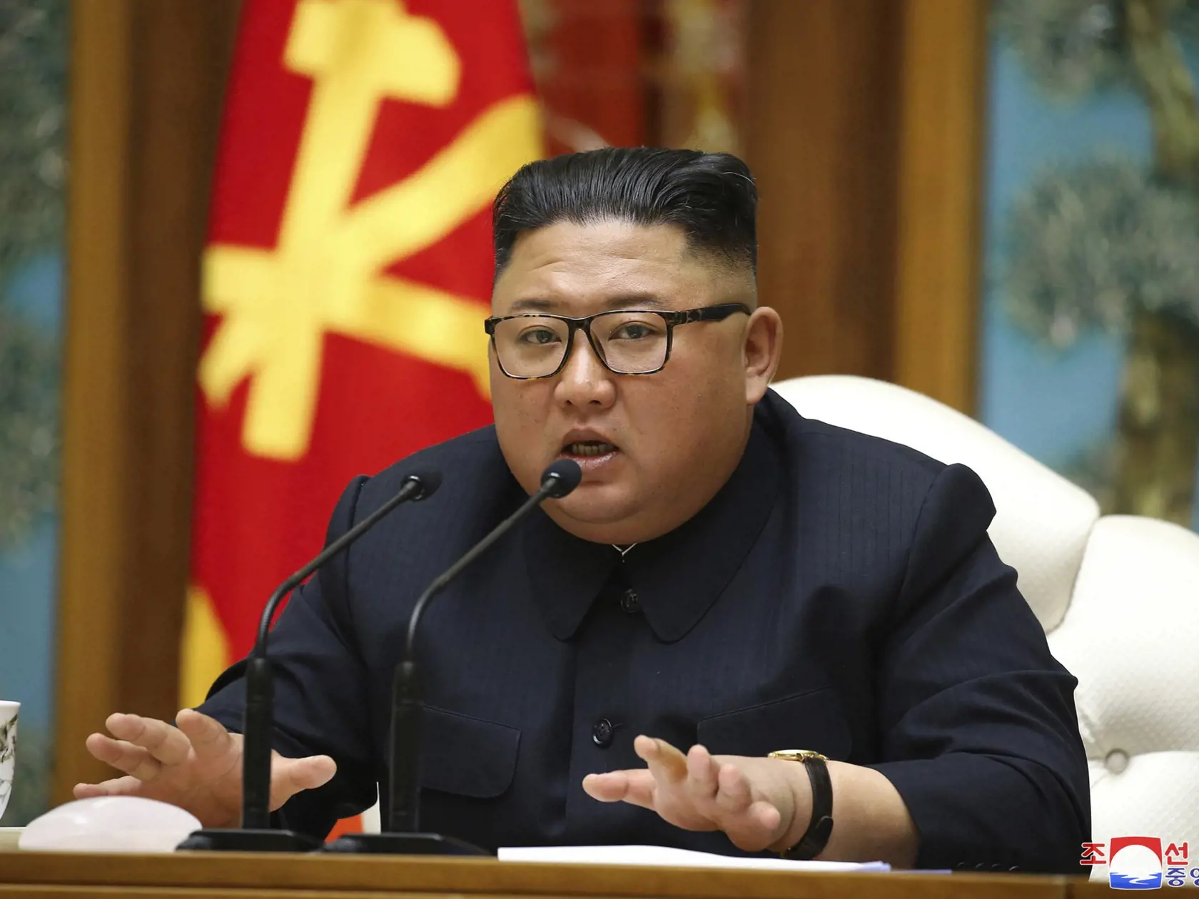WA 7 archív Pchjongjang - Na archívnej snímke z 11. apríla 2020 severokórejský vodca Kim Čong-un predsedá sobotňajšiemu zasadnutiu vládnej Kórejskej strany práce (KSP) v Pchjongjangu. Severokórejský vodca Kim Čong-un je po operácii vo vážnom stave. S odvolaním sa na nemenovaného amerického činiteľa to v utorok 21. apríla 2020 uviedla americká televizna stanica CNN. Vláda Južnej Kórey však uviedla, že nemá informácie o tom, že by sa v KĽDR dialo niečo mimoriadneho. FOTO TASR/AP 


FILE - In this 