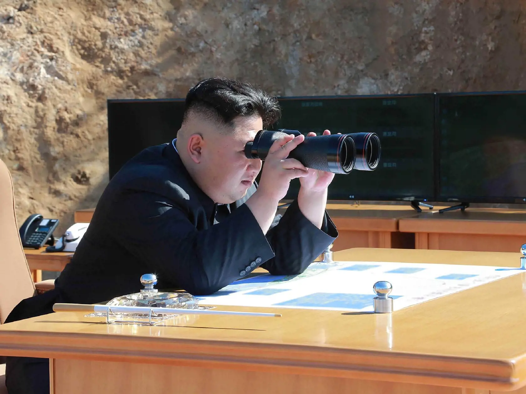 Špekuluje sa o smrti severokórejského diktátora Kim Čong-una. Prezident USA Donald Trump, ktorý s Kimom našiel spoločnú reč, to odmieta.