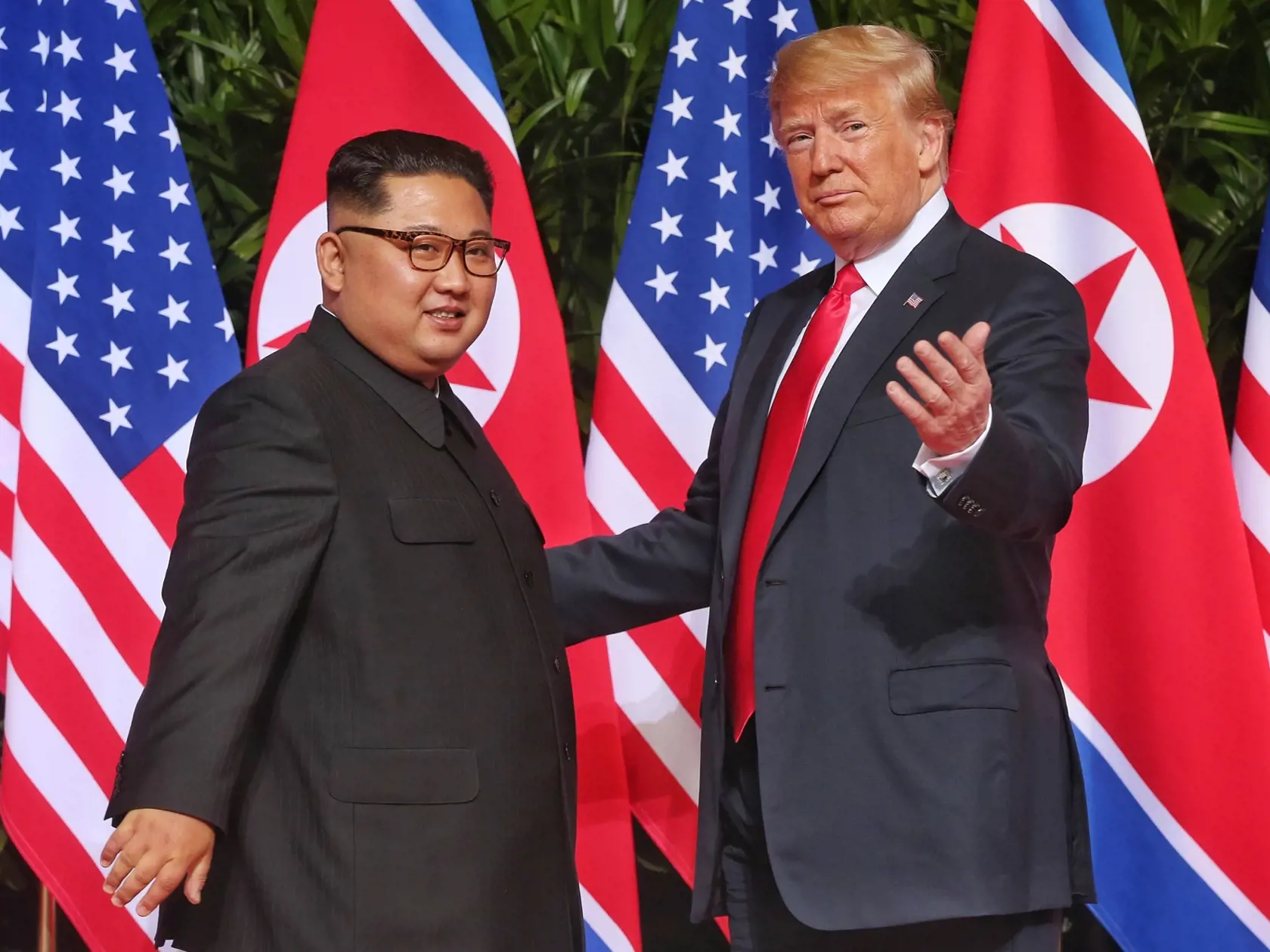 Špekuluje sa o smrti severokórejského diktátora Kim Čong-una. Prezident USA Donald Trump, ktorý s Kimom našiel spoločnú reč, to odmieta.