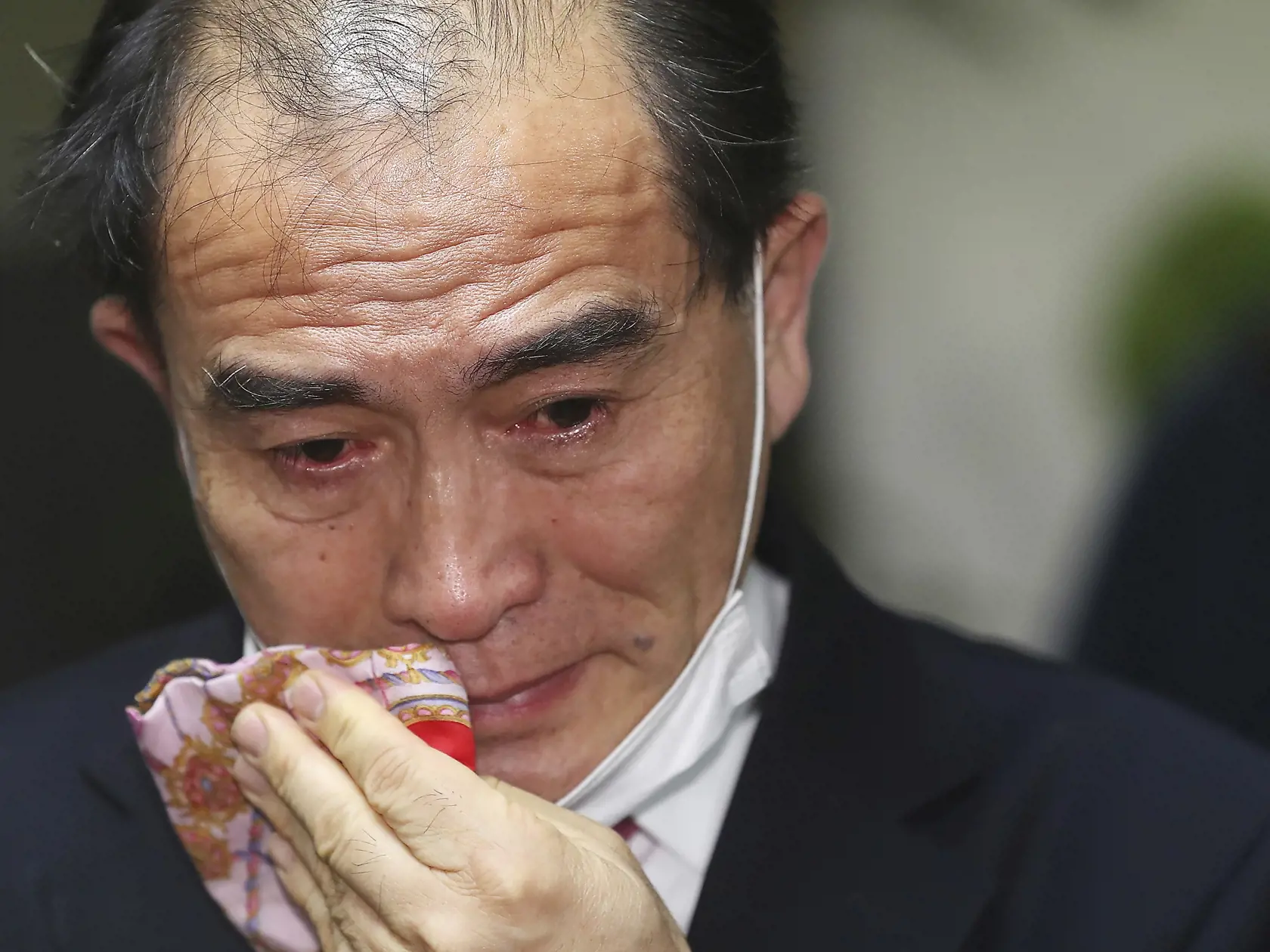 EBE 13 Soul - Na snímke bývalý severokórejský diplomat Tche Jong-ho, ktorý prebehol do Južnej Kórey, si utiera slzy dojatia po tom, ako ho zvolili do juhokórejského parlamentu v Soule 16. apríla 2020. Tche Jong-ho sa stal prvou osobou z KĽDR v histórii, ktorá bola zvolená do juhokórejského Národného zhromaždenia prostredníctvom systému relatívnej väčšiny. Predtým pôsobil ako diplomat na severokórejskom veľvyslanectve v Londýne. FOTO TASR/AP
Thae Yong Ho, former North Korean diplomat, who defecte