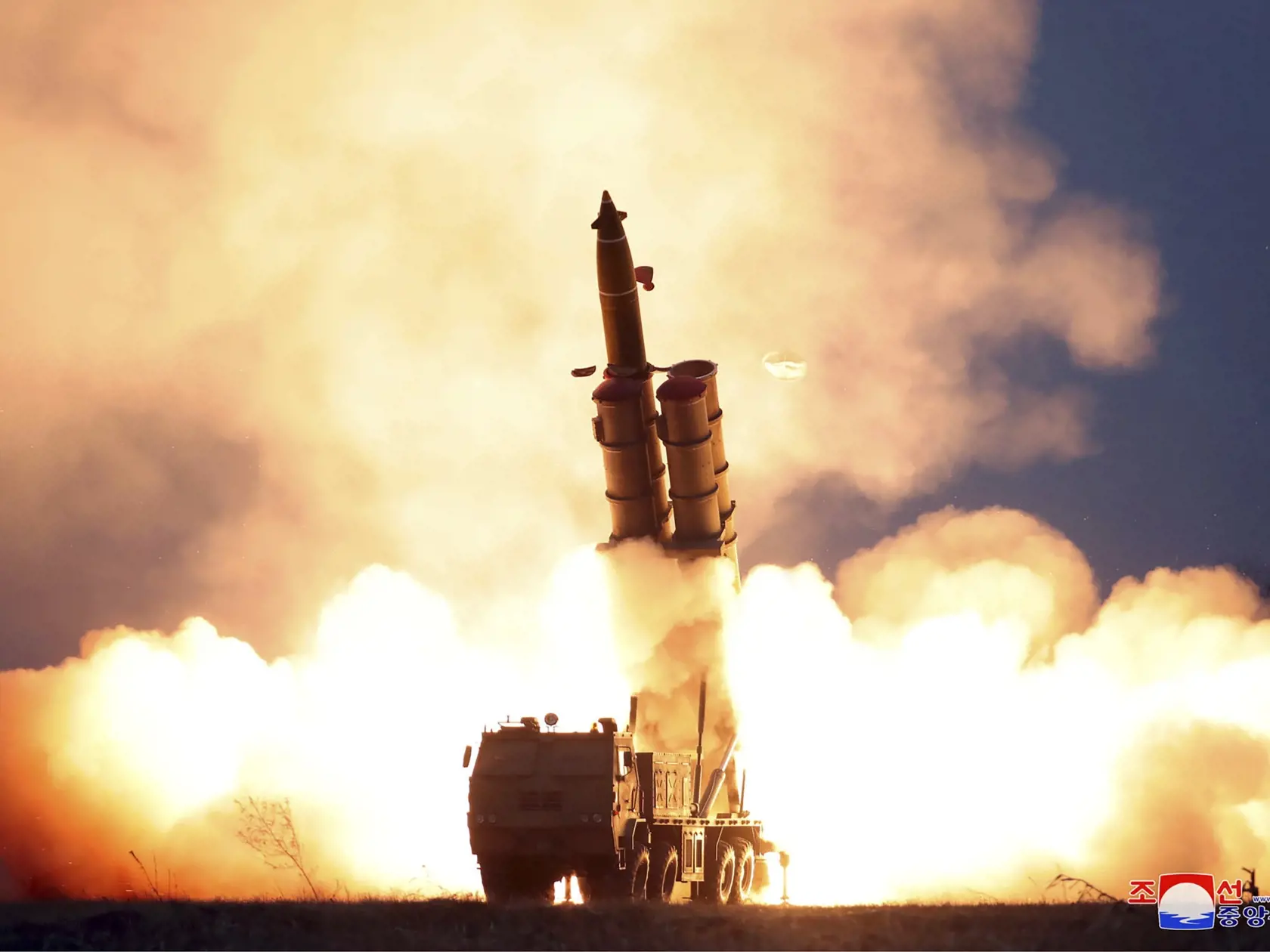KK7 - Na nedatovanej snímke vydanej 29. novembra 2019 skúška veľkého raketometu v Severnej Kórei. Severná Kórea v piatok oznámila, že vo štvrtok uskutočnila úspešnú skúšku veľkého raketometu schopného vystreliť niekoľko rakiet súčasne. Skúška prebehla pod vedením lídra Kim Čong-una. FOTO TASR/AP
This undated photo provided on Friday, Nov. 29 2019, by the North Korean government, shows what it claims as a test firing of its "super-large" multiple rocket launcher in North Korea. North Korea says t