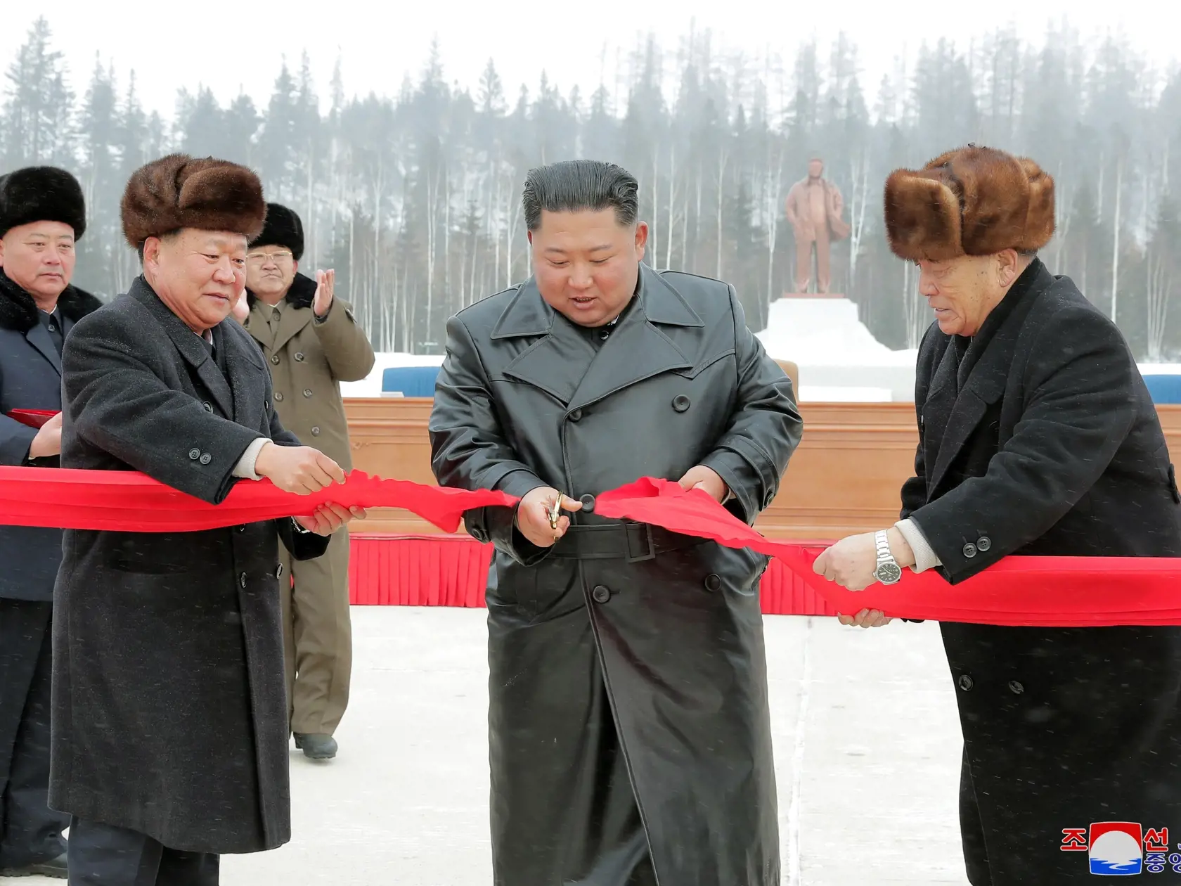WA 19 Samdžijon - Severokórejský líder Kim Čong-un prestriháva červenú pásku počas slávnostného otvorenia nového mesta Samdžijon, ktoré sa nachádza pri posvätnej hore Pektu, neďaleko čínskych hraníc 2. decembra 2019.  K mestu, ktoré severokórejská tlač označila za "stelesnenie modernej civilizácie", prislúchajú i zimné rekreačné stredisko, hotely či obchodné, kultúrne a zdravotnícke zariadenia. Slávnostné otvorenie zasneženého mesta sa konalo za účasti Kima a ďalších vysokopostavených činiteľov.