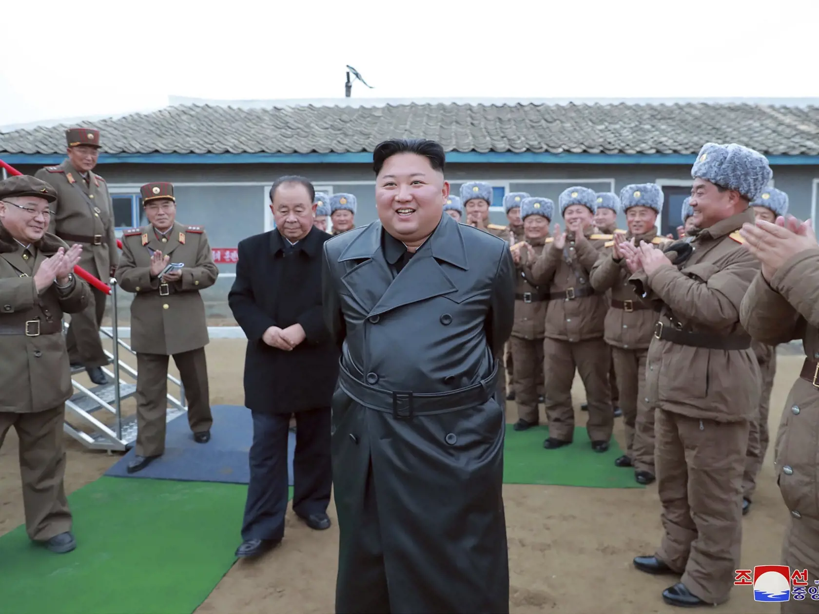 KK8 - Na nedatovanej snímke vydanej 29. novembra 2019 severokórejský líder KIm Čong-un (uprostred) počas skúšky veľkého raketometu v Severnej Kórei. Severná Kórea v piatok oznámila, že vo štvrtok uskutočnila úspešnú skúšku veľkého raketometu schopného vystreliť niekoľko rakiet súčasne. Skúška prebehla pod vedením lídra Kim Čong-una. FOTO TASR/AP
This undated photo provided on Friday, Nov. 29 2019, by the North Korean government, shows North Korean leader Kim Jong Un, center, surrounded by a mili