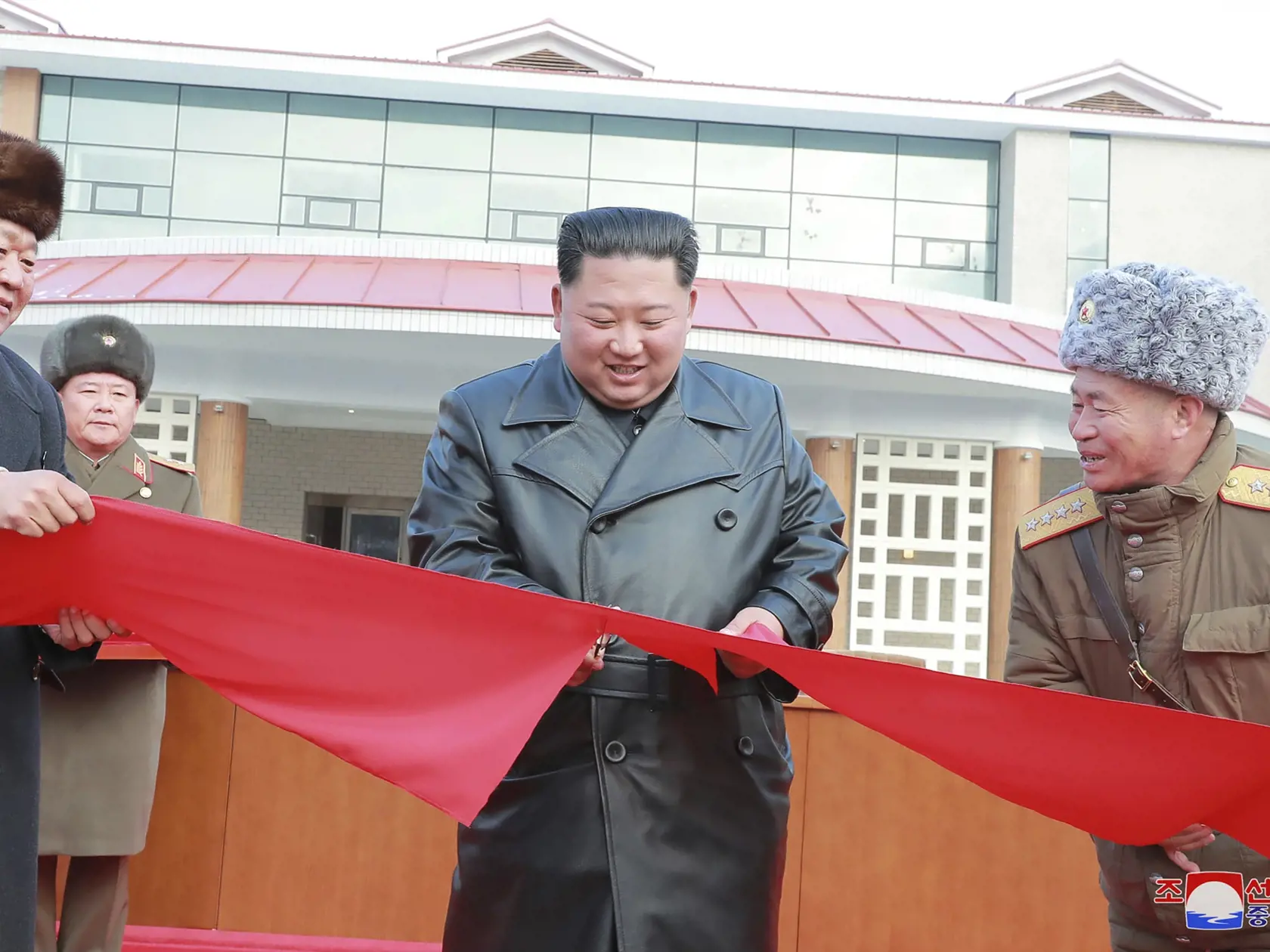 JB 30 South Pjongan - Severokórejský líder Kim Čong-un (uprostred) počas slávnostného prestrihnutia pásky pri príležitosti otvorenia kultúrneho rekreačného strediska Jangdok Hot Spring v severokórejskej provincii South Pjongan 7. decembra 2019. Spojené štáty v pondelok 9. decembra zvolali na tento týždeň zasadnutie Bezpečnostnej rady OSN (BR OSN) v súvislosti s "provokáciou" Severnej Kórey po tom, ako Pchjongjang dal Washingtonu čas do konca roka na to, aby mu ponúkol ústupky. FOTO TASR/AP

In t