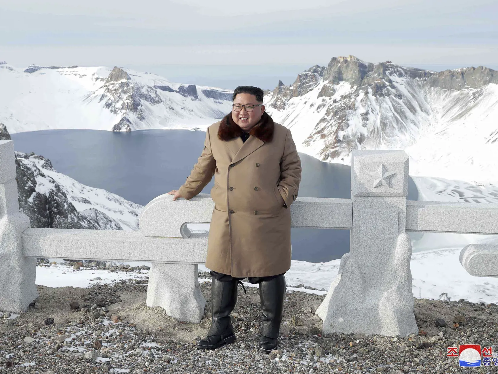 KK18 - Na nedatovanej snímke, ktorú vydala 4. decembra 2019 severokórejská vláda, severokórejský líder Kim Čong-un počas návštevy na posvätnej hore Pektu. Nezávislí novinári nedostali prístup na pokrytie udalosti, ktorú vydala severokórejská vláda. Je to už jeho druhá návšteva posvätnej hory za posledné dva mesiace. FOTO TASR/AP
This undated photo provided on Wednesday, Dec. 4, 2019, by the North Korean government shows North Korean leader Kim Jong Un visits Mount Paektu, North Korea. North Kore