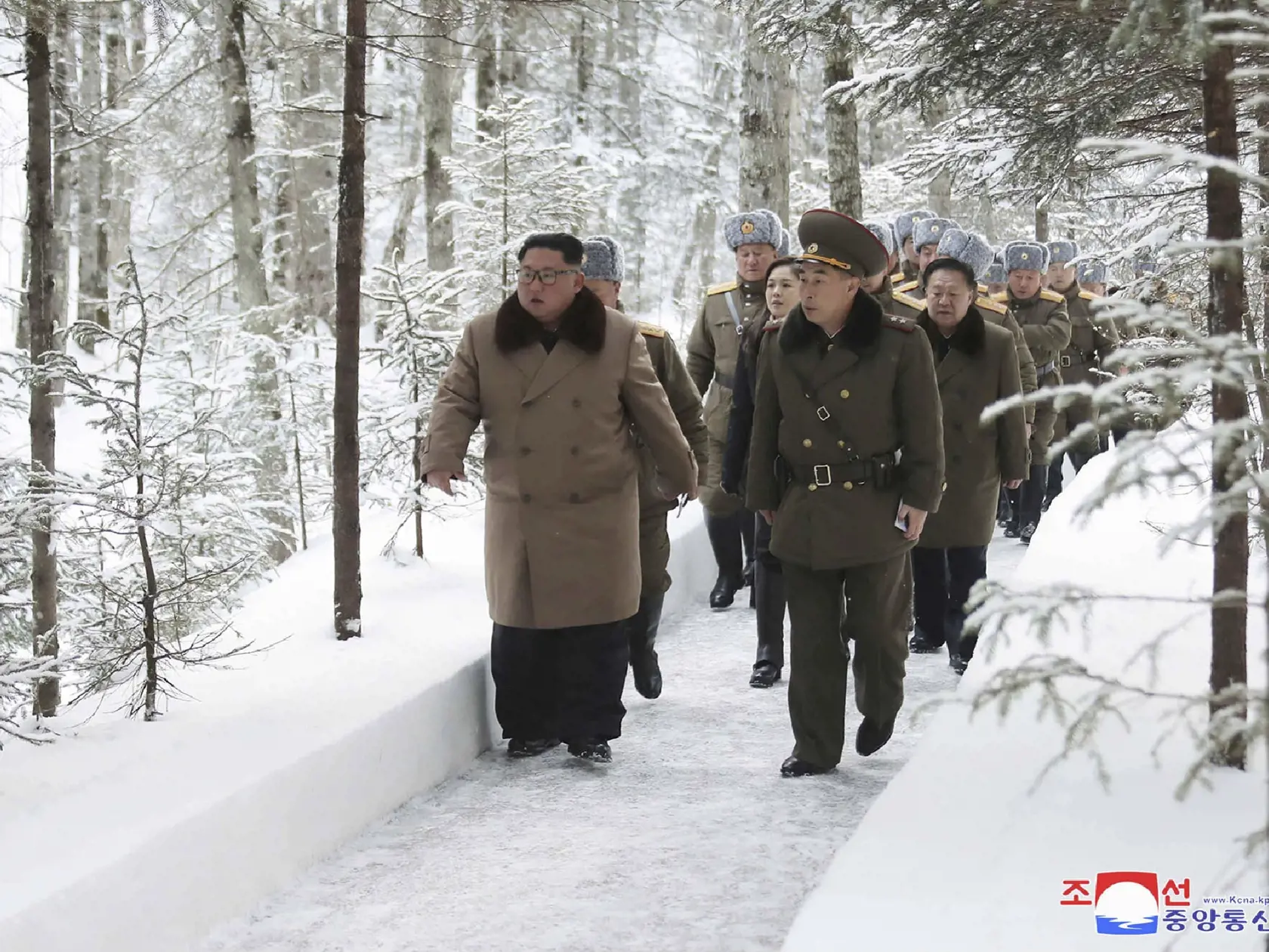 KK20 - Na nedatovanej snímke, ktorú vydala 4. decembra 2019 severokórejská vláda, severokórejský líder Kim Čong-un (uprostred) počas návštevy na posvätnej hore Pektu. Nezávislí novinári nedostali prístup na pokrytie udalosti, ktorú vydala severokórejská vláda. Je to už jeho druhá návšteva posvätnej hory za posledné dva mesiace. FOTO TASR/AP
This undated photo provided on Wednesday, Dec. 4, 2019, by the North Korean government shows North Korean leader Kim Jong Un, center, visits Mount Paektu are