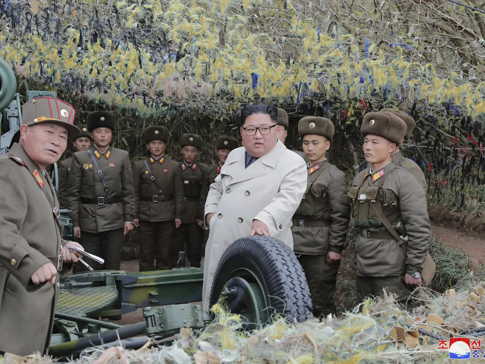 WA 10 - Na nedatovanej snímke, ktorú vydala severokórejská vláda 25. novembra 2019, severokórejský vodca Kim Čong-un (uprostred) stojí počas prehliadky vojenskej jednotky na malom ostrove Changrin neďaleko spornej námornej hranice s Južnou Kóreou. Ide o prvú medializovanú Kimovu návštevu pohraničných jednotiek odkedy vstúpil minulý rok do jadrových rokovaní so Spojenými štátmi. Kim Čong-un v pondelok 25. novembra navštívil jeden z pohraničných ostrovov a nariadil cvičnú delostreleckú paľbu. Info