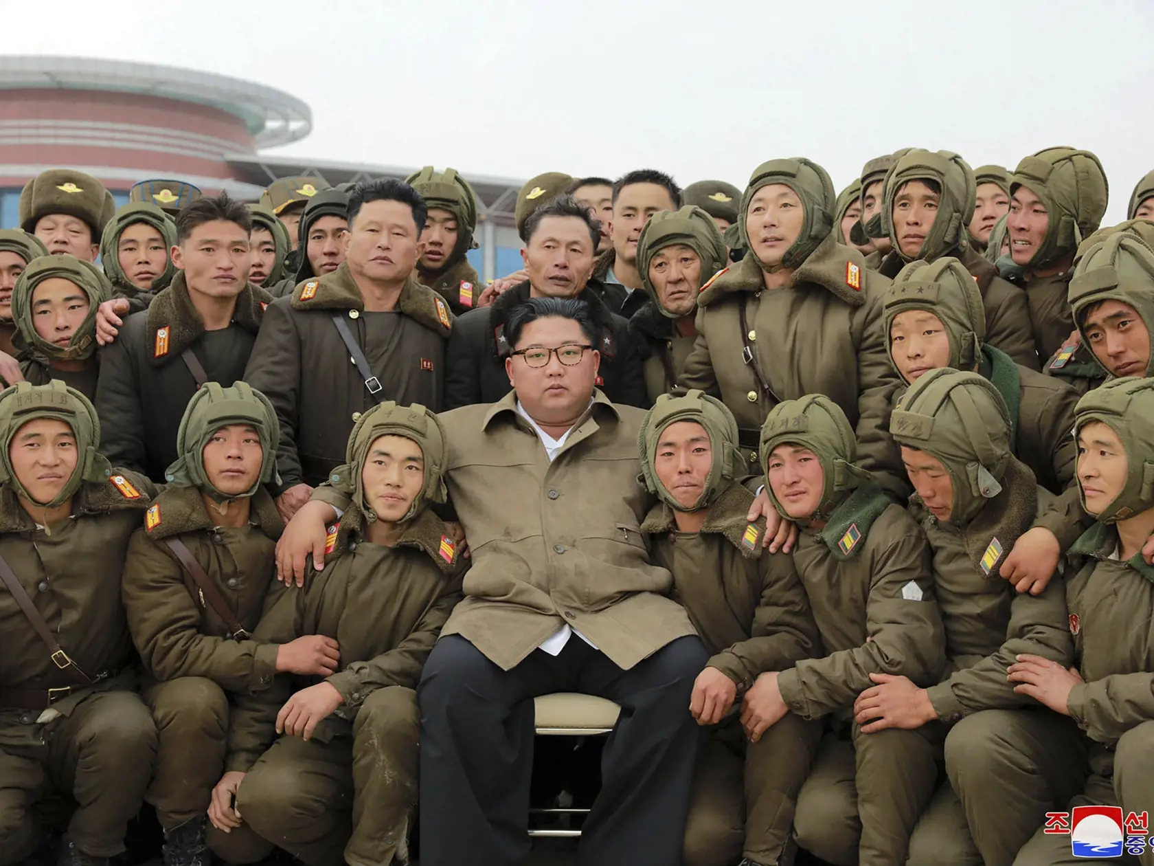 WA 17 - Na nedatovanej snímke severokórejský líder Kim Čong-un (uprostred) pózuje s vojakmi na neznámom mieste v Severnej Kóre. Kim Čong-un dohliadal na ďalšie vojenské cvičenie vo svojej krajine a prisľúbil vybudovanie "neporaziteľnej armády", a to aj v čase, keď USA a Južná Kórea odvolali svoje manévre, aby vytvorili priestor pre "nukleárnu" diplomaciu.Pondelková správa oficiálnej severokórejskej tlačovej agentúry KCNA o účasti Kima na cvičeniach zoskoku vojakov padákom prišla len niekoľko hod