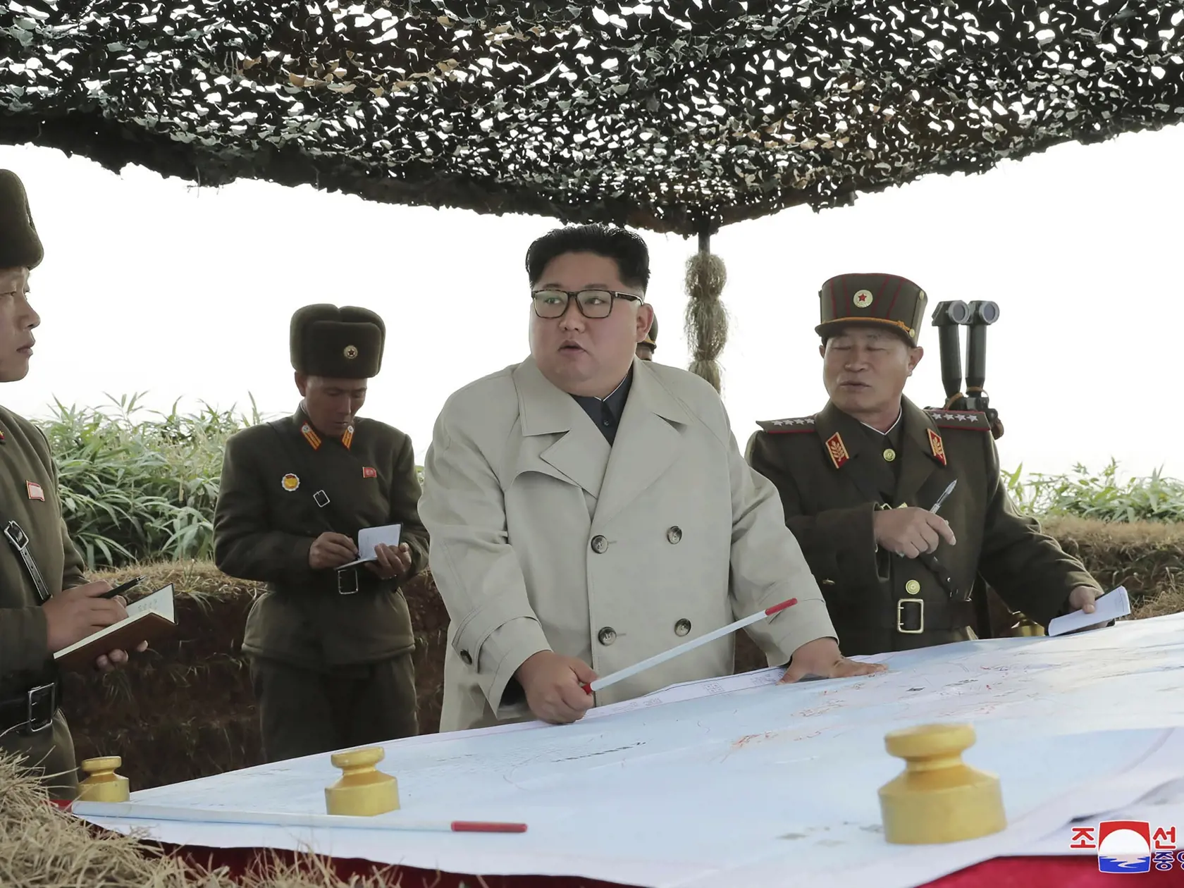 WA 11 - Na nedatovanej snímke, ktorú vydala severokórejská vláda 25. novembra 2019, severokórejský vodca Kim Čong-un (uprostred) stojí počas prehliadky vojenskej jednotky na malom ostrove Changrin neďaleko spornej námornej hranice s Južnou Kóreou. Ide o prvú medializovanú Kimovu návštevu pohraničných jednotiek odkedy vstúpil minulý rok do jadrových rokovaní so Spojenými štátmi. Kim Čong-un v pondelok 25. novembra navštívil jeden z pohraničných ostrovov a nariadil cvičnú delostreleckú paľbu. Info