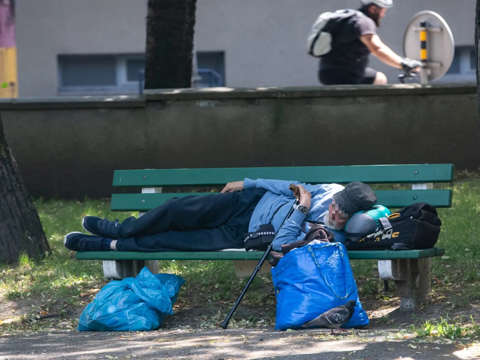 Na Račianskom mýte sme našli len jedného človeka bez domova, ktorý ležal na lavičke v parku.