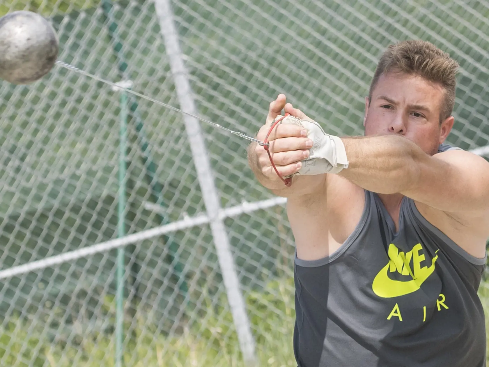 Na snímke slovenský kladivár Marcel Lomnický trénuje vo vlastnoručne vybudovanom domácom areáli počas pandémie koronavírusu 27. apríla 2020 v Pohraniciach, okres Nitra. FOTO TASR Martin Baumann