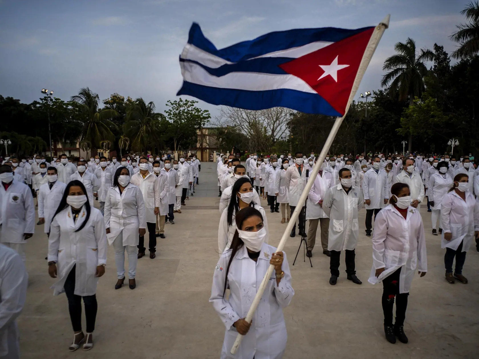 WA 37 Havana - Vyše 200 zdravotníkov z Kuby, ktorí odcestujú do Juhoafrickej republiky (JAR), aby tam pomohli v boji s pandémiou ochorenia COVID-19, sa účastnia rozlúčkovej ceremónie v Havane 25. apríla 2020. JAR je z hľadiska pandémie najviac postihnutou africkou krajinou. FOTO TASR/AP
