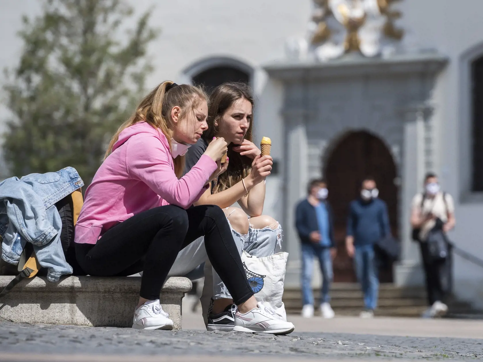 Na snímke dievčatá jedia zmrzlinu na Hlavnom námestí počas pandémie koronavírusu v Bratislave 27. apríla 2020. FOTO TASR - Jaroslav Novák