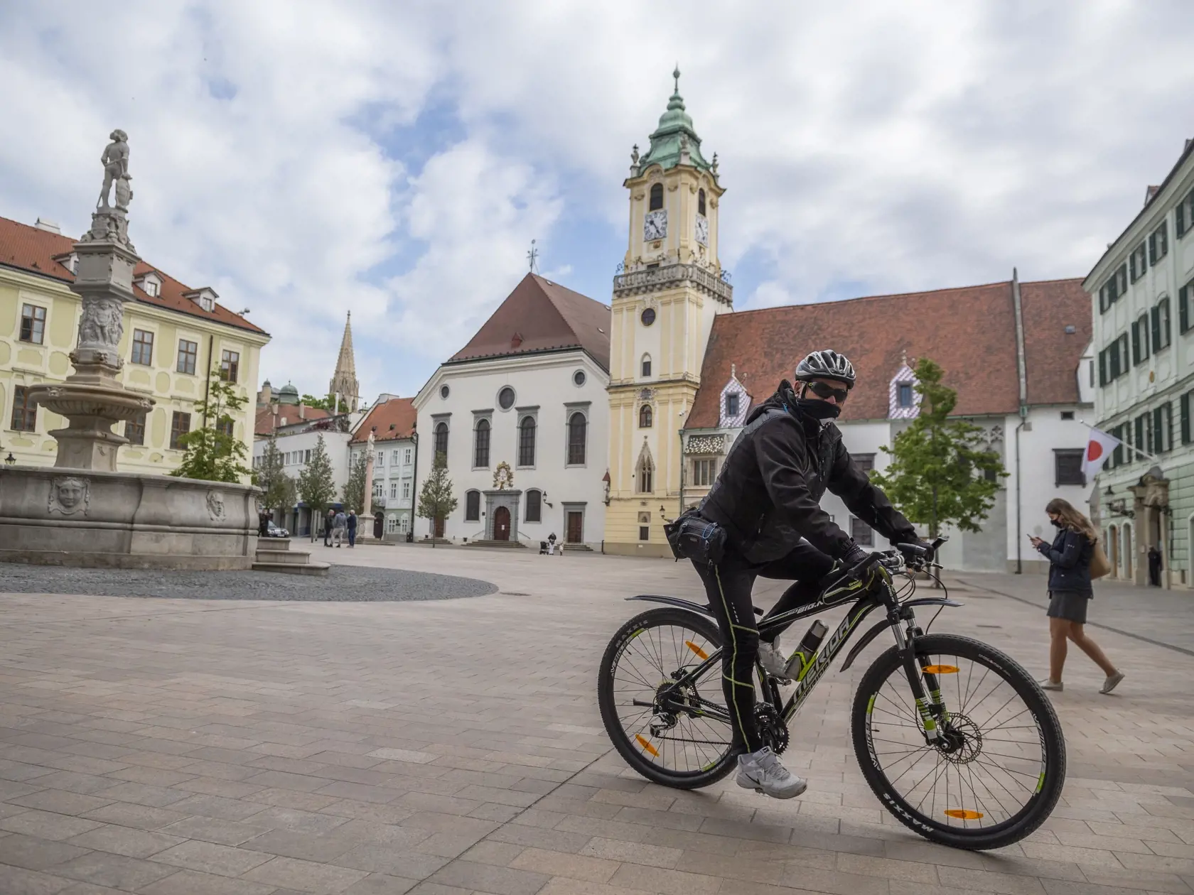 Na snímke cyklista s ochranným rúškom prechádza cez Hlavné námestie počas pandémie koronavírusu v Bratislave 27. apríla 2020. FOTO TASR - Jaroslav Novák