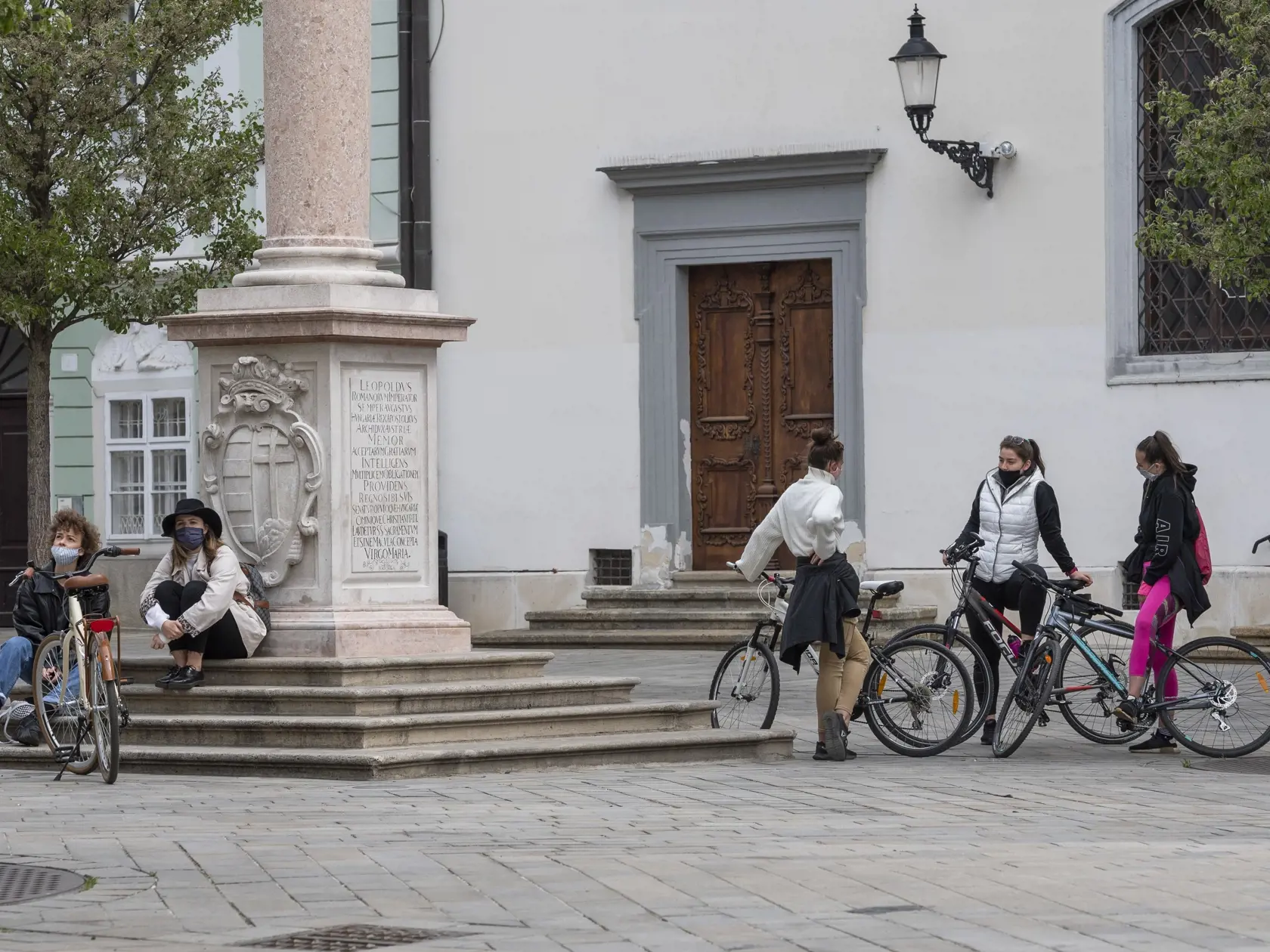 Na snímke cyklistky s ochrannými rúškami sa rozprávajú na Františkánskom námestí počas pandémie koronavírusu v Bratislave 27. apríla 2020. FOTO TASR - Jaroslav Novák