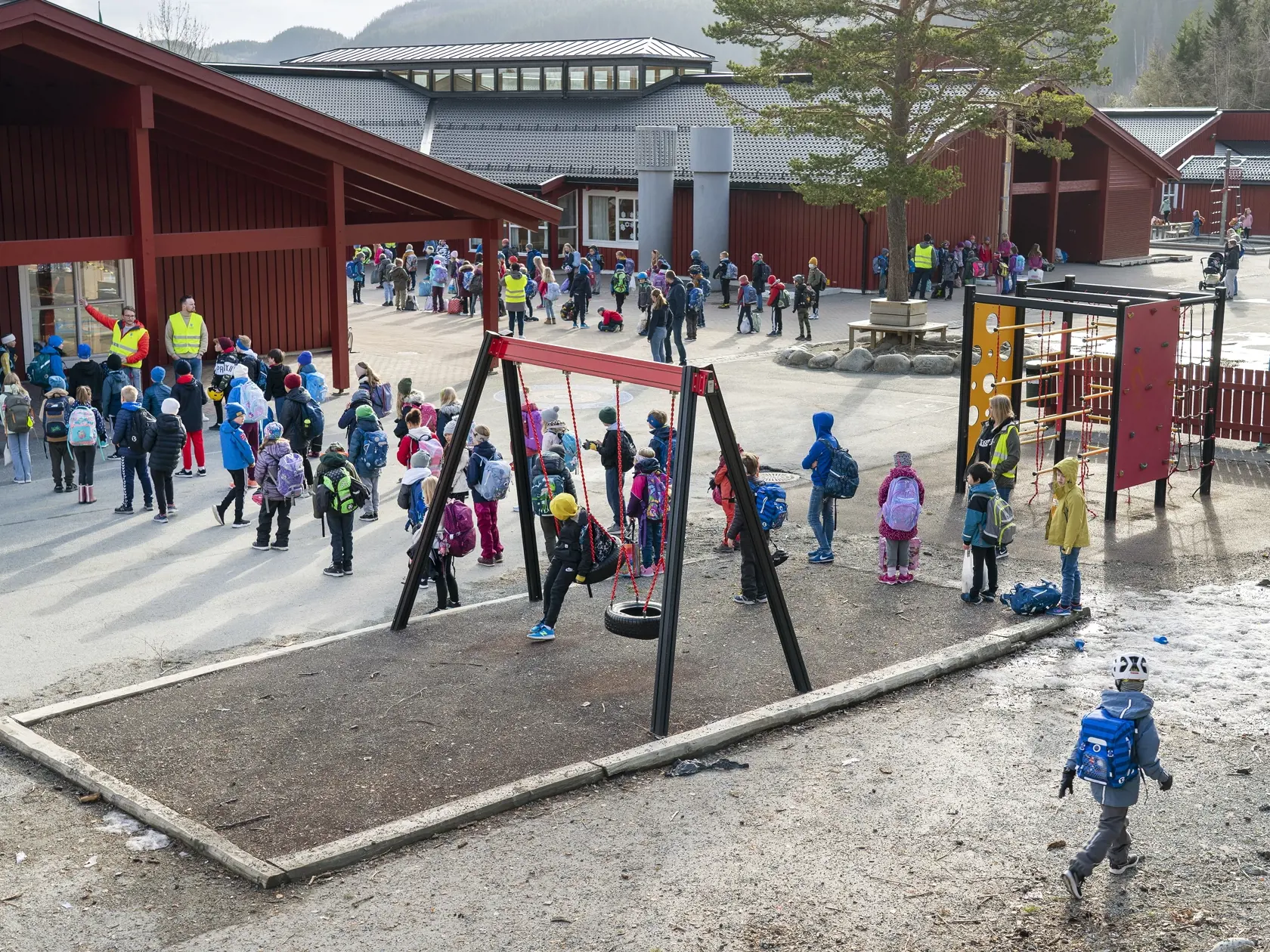 WA 29 Oslo - Školáci sa hrajú na ihrisku školy Vikasen v nórskom meste Trondheim, ktorú opätovne v pondelok 27. apríla 2020. Nórsko v pondelok napriek obavám niektorých rodičov otvorilo základné školy pre najmladších žiakov. Ide tak o ďalší z krokov v rámci postupného uvoľňovania opatrení v súvislosti so šírením nového druhu koronavírusu. Podľa agentúry AFP sa do školských lavíc po šiestich týždňoch domácej výučby vrátia žiaci vo veku 6-10 rokov. Otvoreniu škôl predchádzalo minulý týždeň otvoren