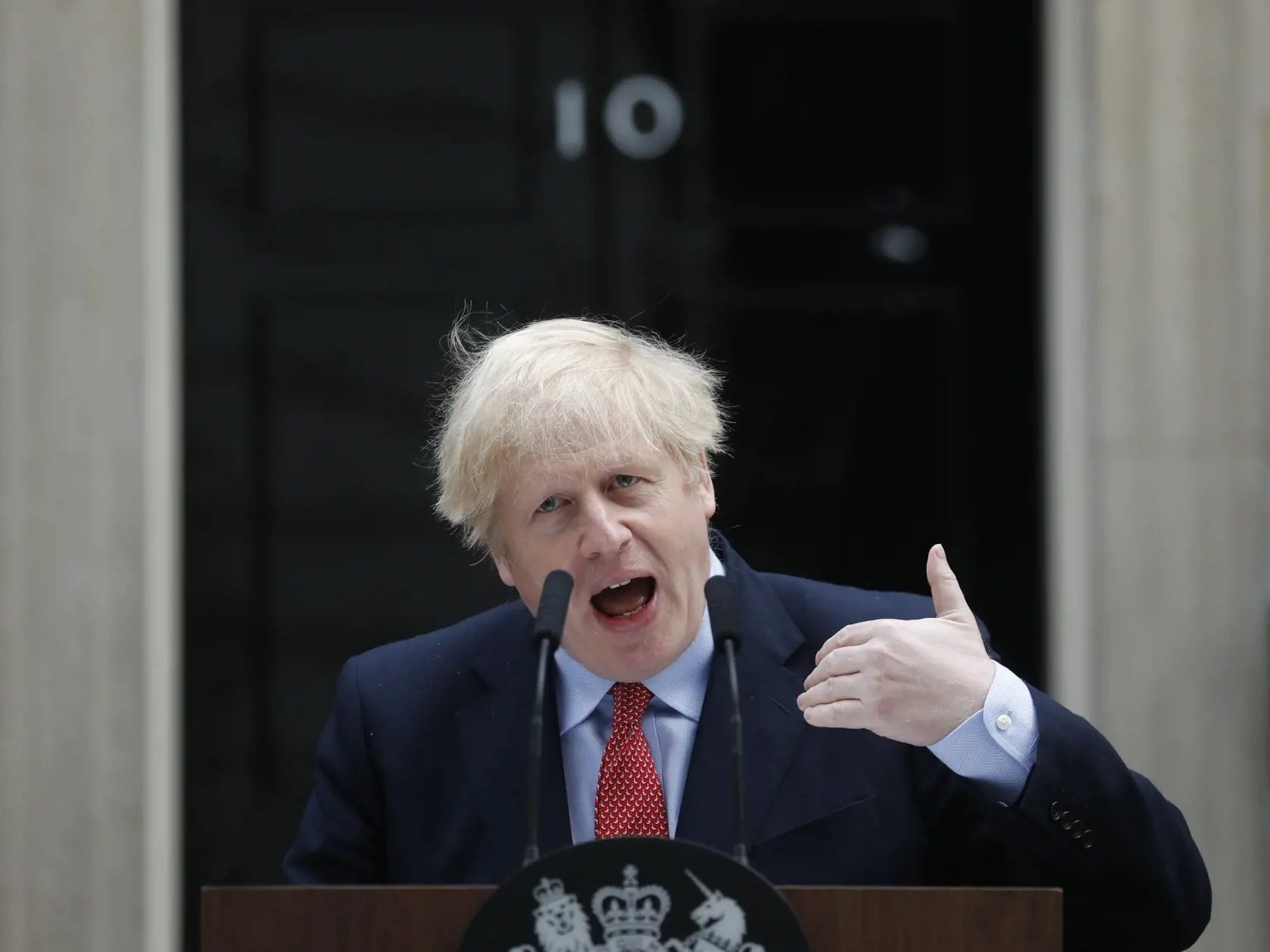 WA 24 Londýn - Britský premiér Boris Johnson gestikuluje počas vyhlásenia pred londýnskou rezidenciou na Downing Street 10 počas prvého dňa v práci po zotavení sa z ochorenia COVID-19 v pondelok 27. apríla 2020. Johnsonovi chorobu COVID-19 diagnostikovali 26. marca a začiatkom apríla strávil sedem nocí v londýnskej Nemocnici sv. Tomáša. Neskôr sa zotavoval v oficiálnom vidieckom sídle britských premiérov Chequers. Premiéra počas neprítomnosti čiastočne zastupuje britský minister zahraničných vec