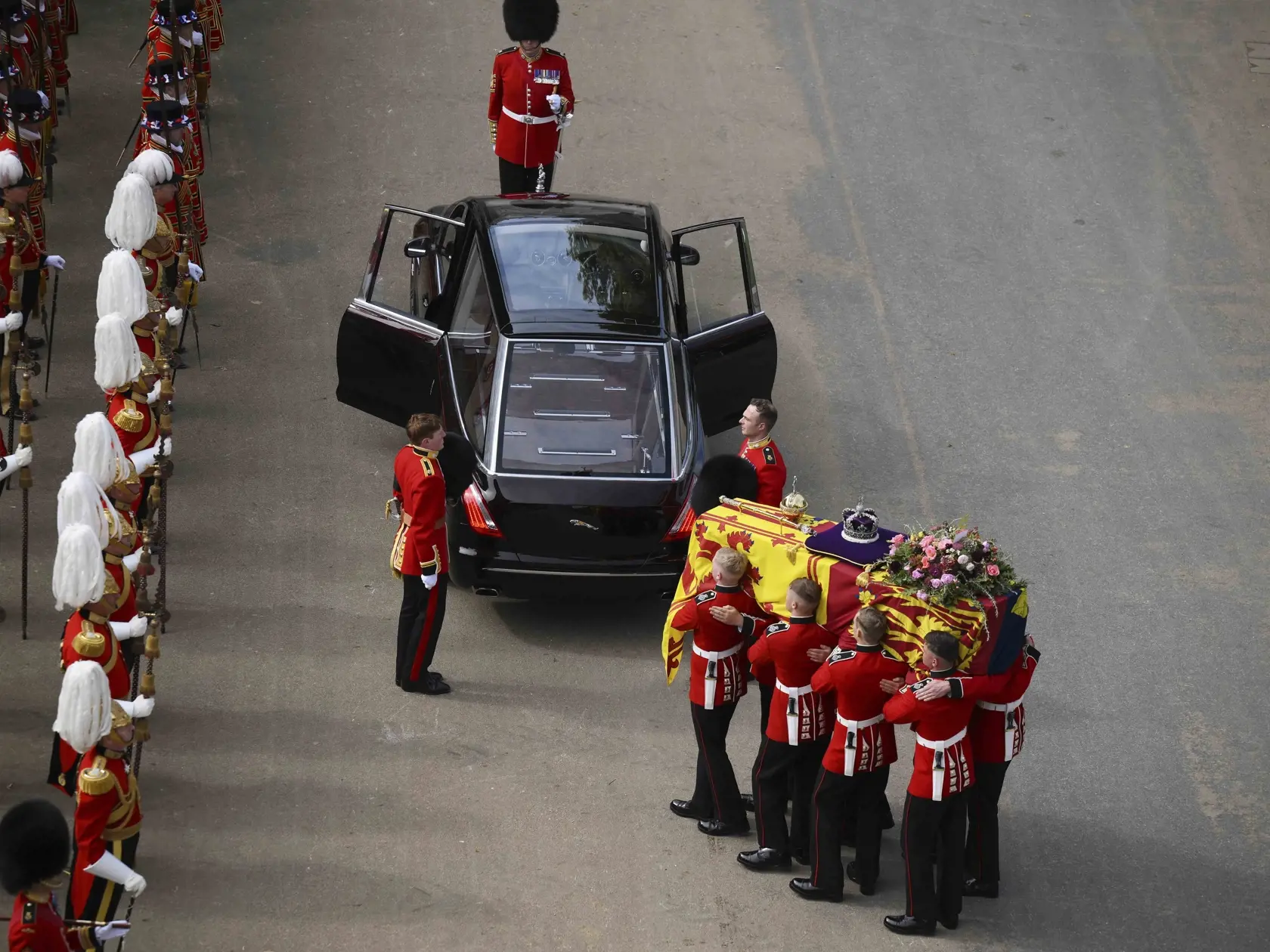 Nosiči prenášajú rakvu s pozostatkami zosnulej britskej kráľovnej Alžbety II. zo štátnej lafety kráľovského námorníctva do pohrebného vozu na Wellingtonovom oblúku v Londýne.