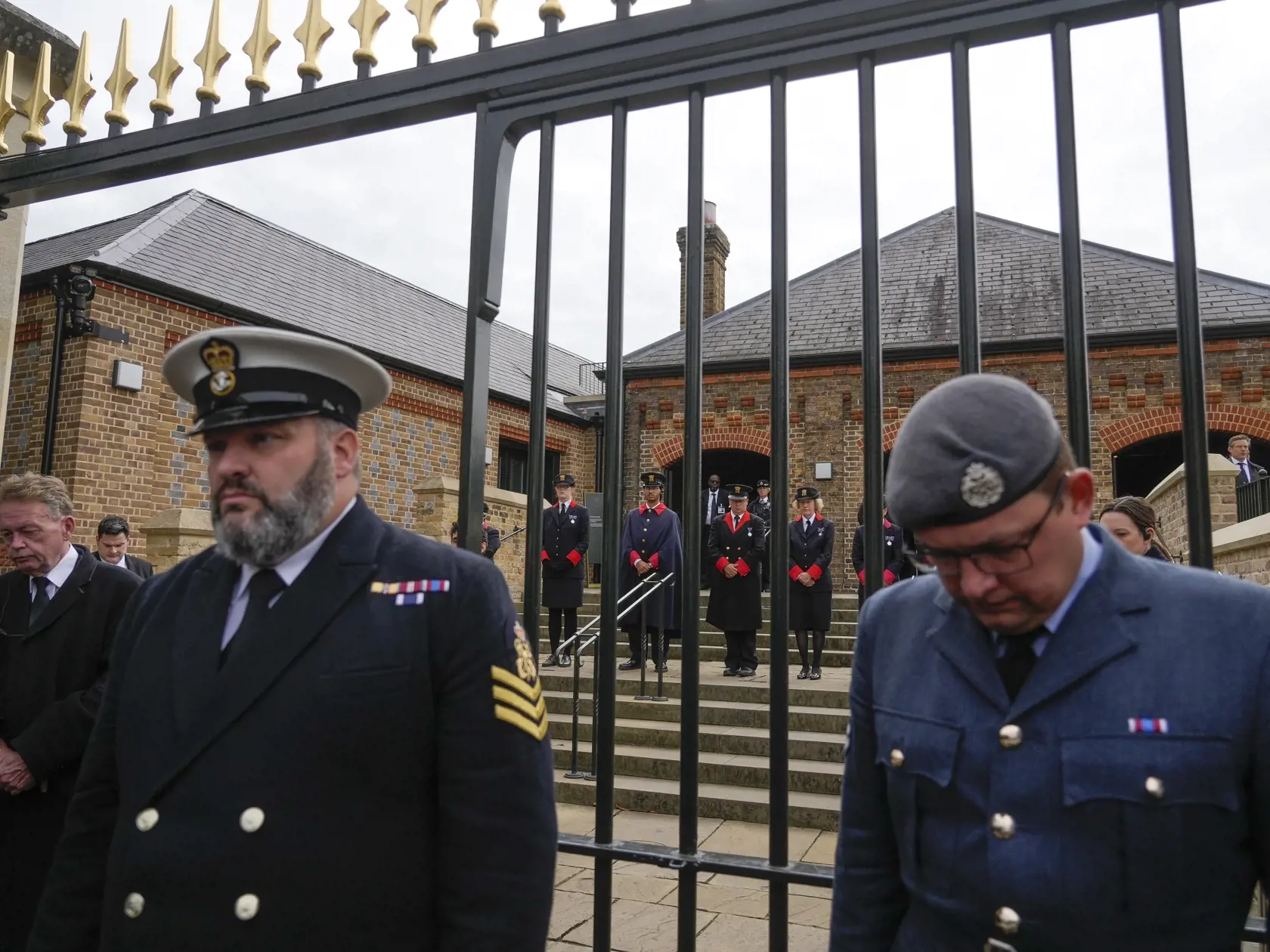 Príslušníci armády stoja počas dvoch minút ticha vo Windsore, ktorými sa skončil štátny pohreb britskej kráľovnej Alžbety II.