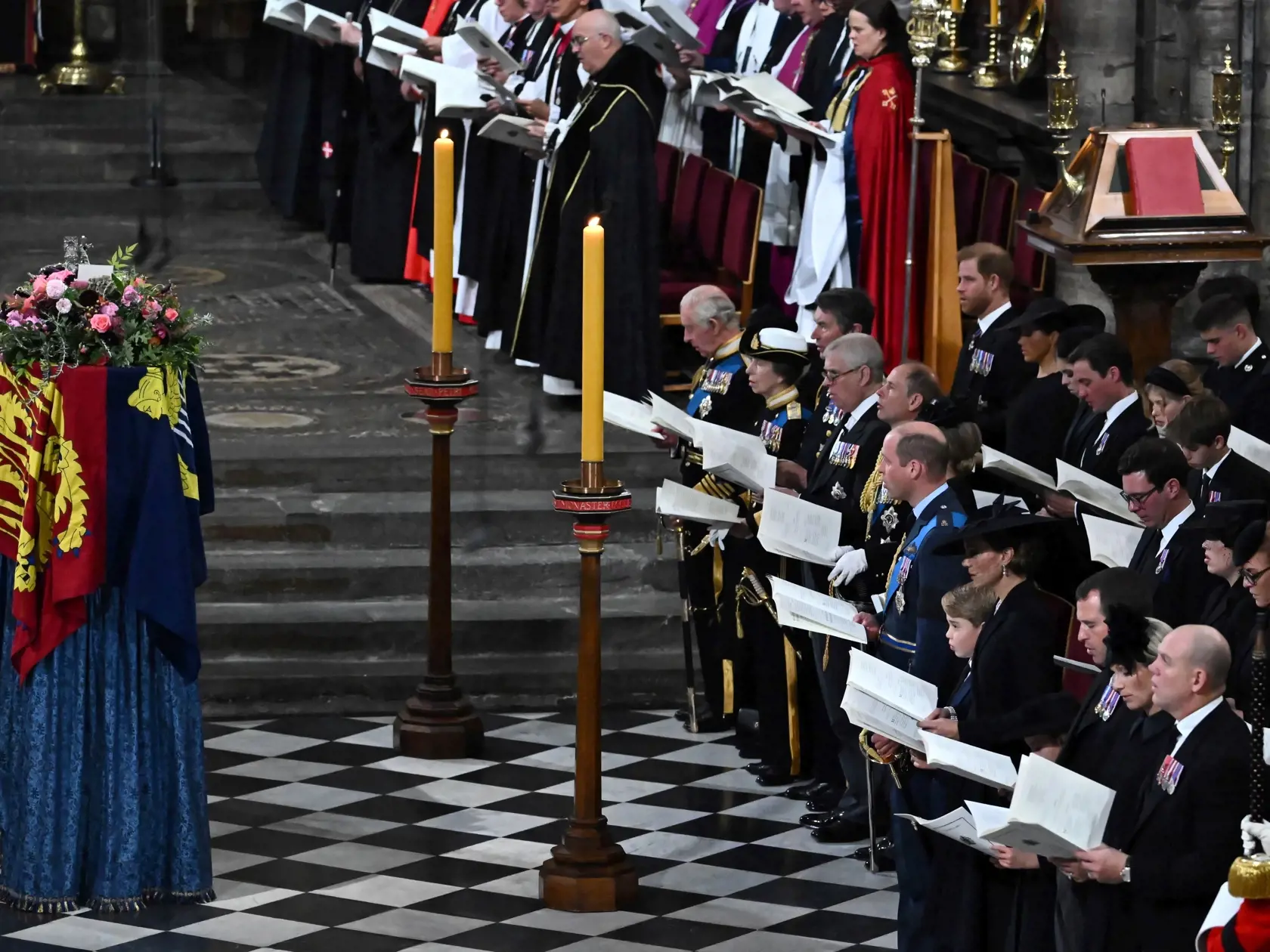 Na snímke zľava britský kráľ Charles III., britská kráľovná manželka Kamila, princezná Anna, jej manžel Timothy Laurence, princ Andrew, princ Edward, jeho manželka Sophia, vojvodkyňa z Wessexu; princ William, jeho manželka Catherine, princezná z Walesu; Peter Phillips, Zara Tindallová a Mike Tindall sa účastnia na štátnom pohrebe britskej kráľovnej Alžbety II. vo Westminsterskom opátstve.