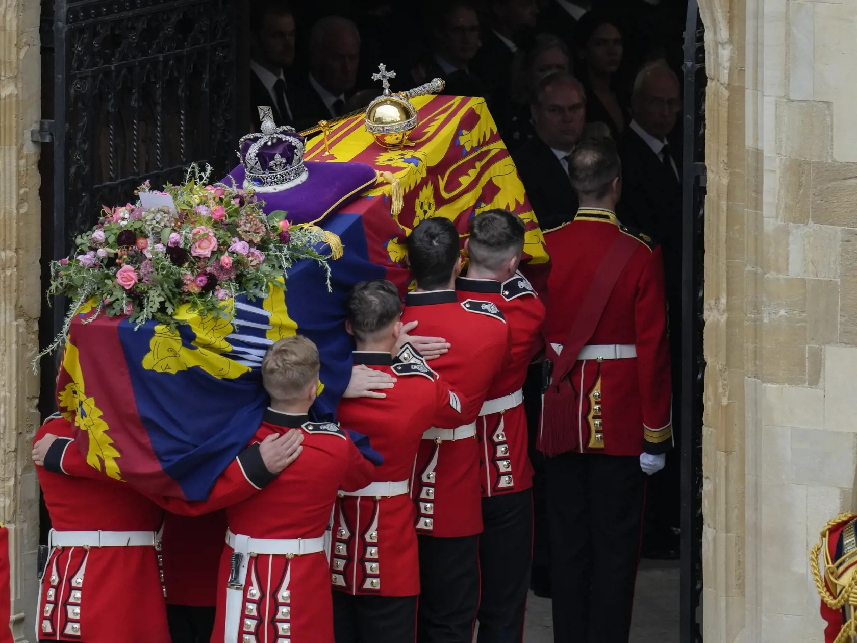 Rakvu s pozostatkami zosnulej britskej kráľovnej Alžbety II. nesú do Kaplnky svätého Juraja na hrade Windsor v pondelok 19. septembra 2022.